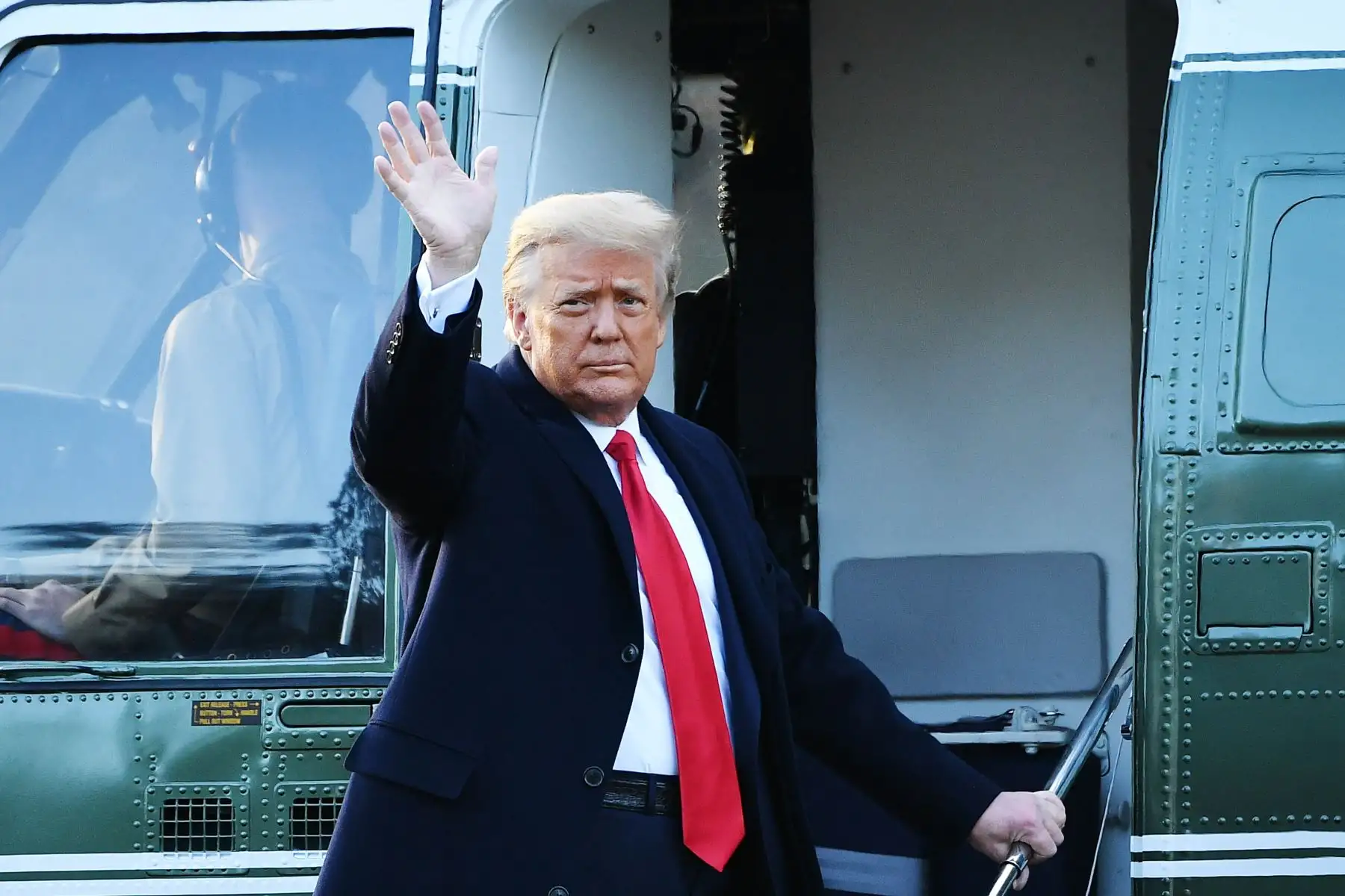 El presidente saliente de los Estados Unidos, Donald Trump, se despide de los periodistas mientras aborda el Marine One en la Casa Blanca en Washington DC. El presidente Trump viaja a su residencia del club de golf Mar-a-Lago en Palm Beach, Florida, y no asistirá al inauguración del presidente electo Joe Biden. Foto: AFP