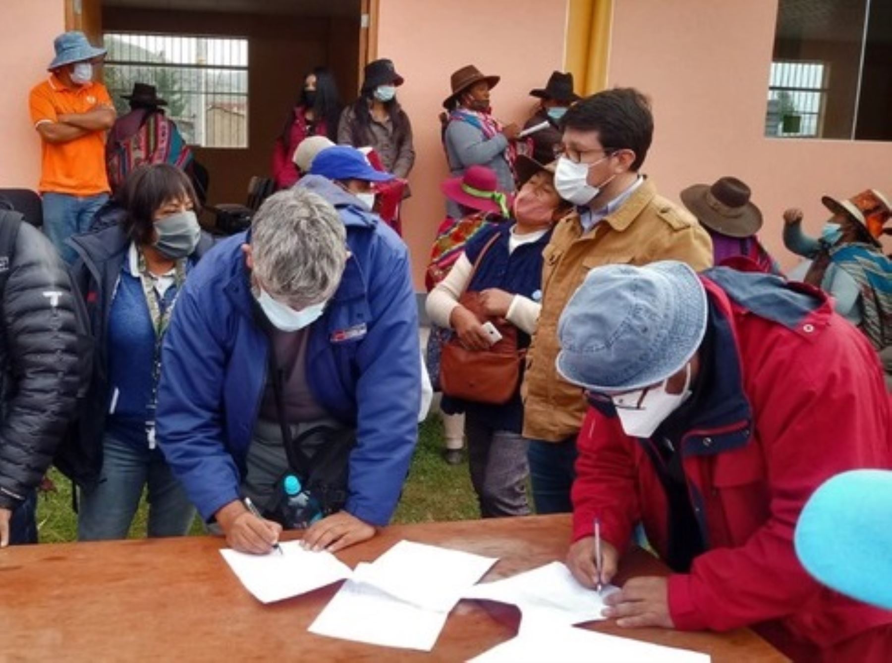 Dirigentes del distrito de Velille, en Cusco, se comprometieron a no bloquear el Corredor Vial Sur tras llegar a un acuerdo con representantes de la minera Las Bambas. ANDINA/Difusión