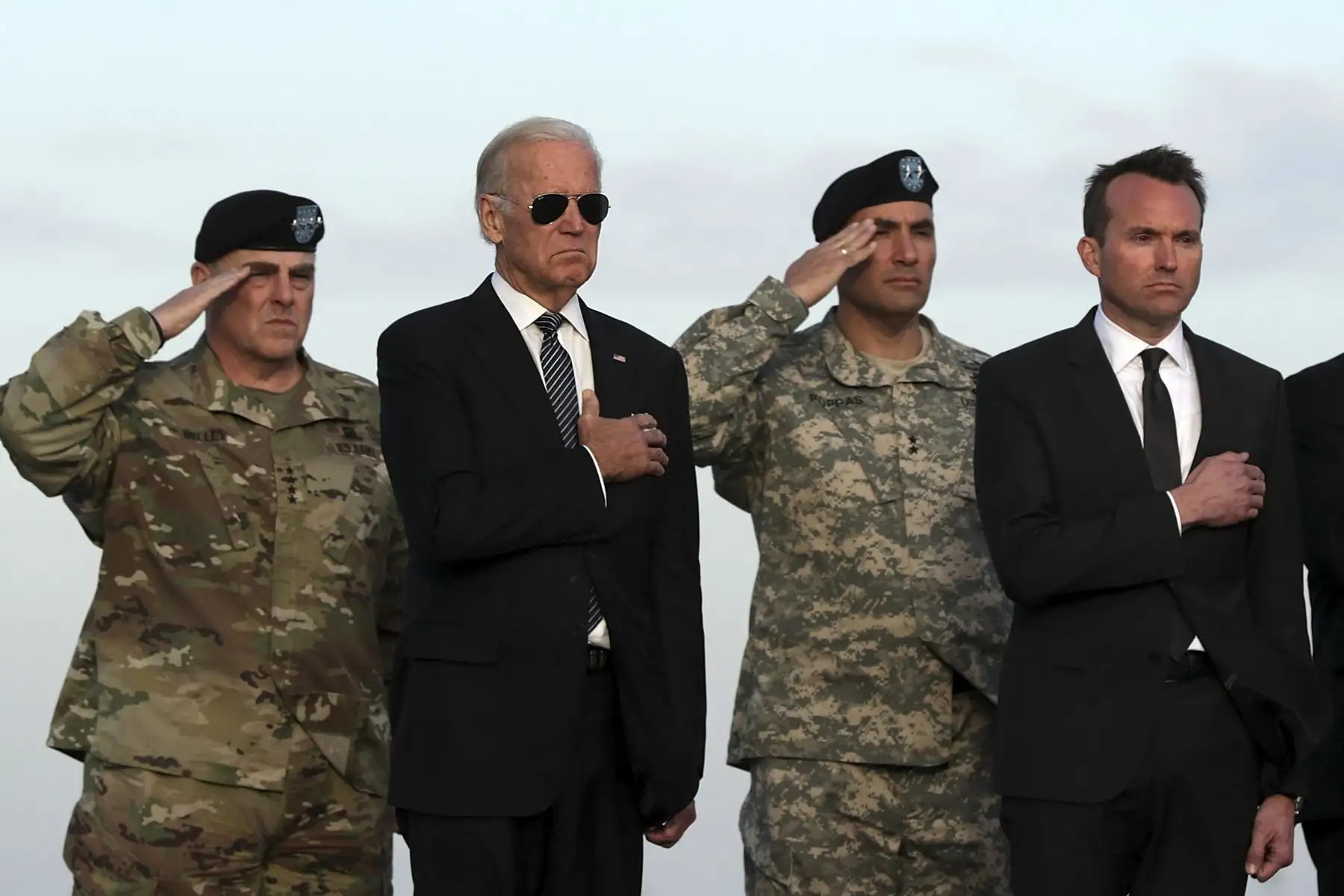 El Jefe de Estado Mayor del Ejército, General Mark Milley, el Vicepresidente Joseph Biden, el Mayor General Andrew P. Poppas y el Secretario del Ejército Eric Fanning asisten a un traslado digno para Army Pfc. Foto: AFP