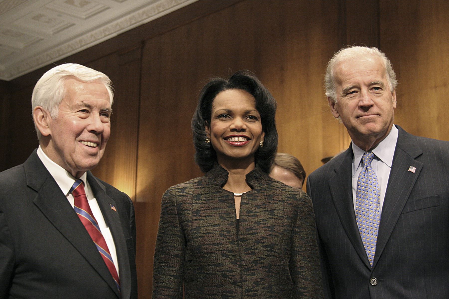 La Secretaria de Estado de los Estados Unidos, Condoleezza Rice apoya al Senador Richard Lugar, y el Senador Joe Biden, antes de testificar ante el Comité de Relaciones Exteriores del Senado de los Estados Unidos el 11 de enero de 2007 en Capitol Hill en Washington. Foto: AFP