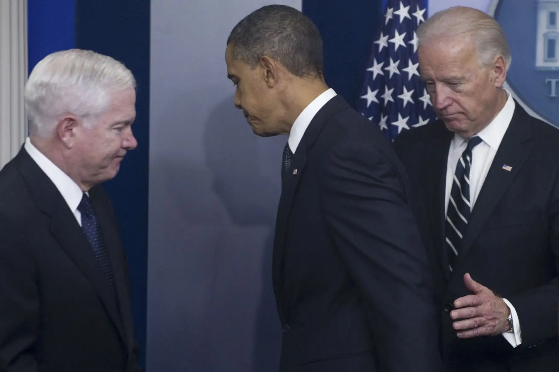 El presidente de Estados Unidos, Barack Obama, sale junto al vicepresidente Joe Biden después de hablar sobre la estrategia de Estados Unidos para las operaciones militares y civiles en Afganistán y Pakistán luego de un proceso de revisión de dos meses de la guerra de nueve años, en la Sala de Prensa Brady en la Casa Blanca Washington, el 16 de diciembre de 2010. Foto: AFP