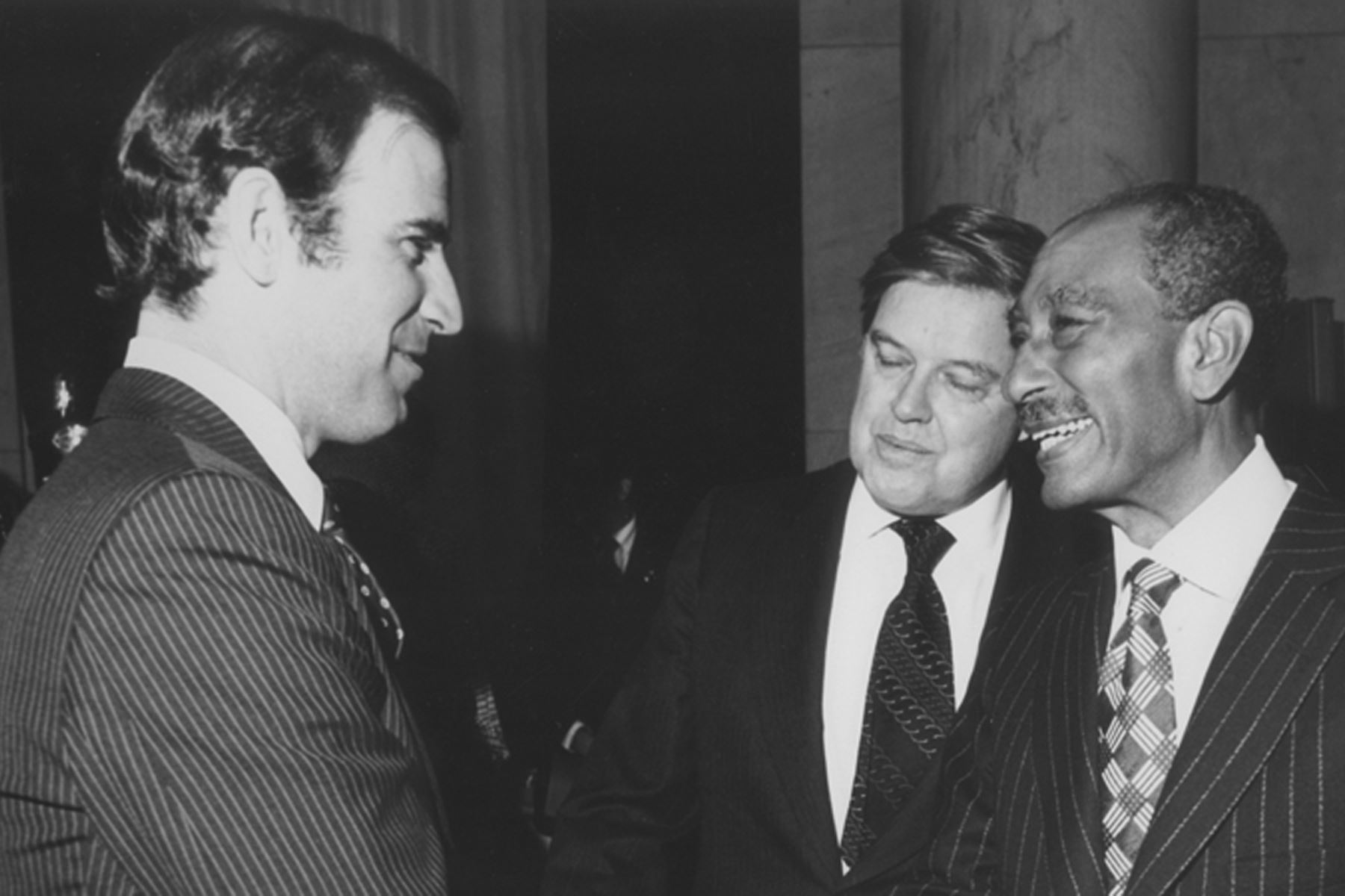 En esta imagen obtenida del sitio web oficial del senador estadounidense Joseph Biden, se muestra al senador reunido con el presidente egipcio Anwar Sadat y el senador estadounidense Frank Church el 27 de marzo de 1979 en Washington, DC, luego de la firma del egipcio, tratado de paz israelí. Foto: AFP