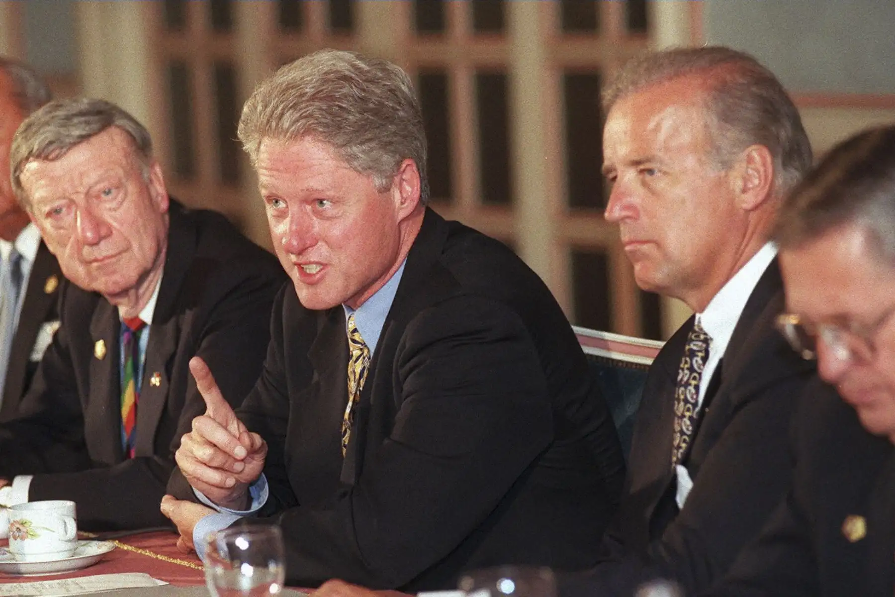 El presidente de Estados Unidos, Bill Clinton, hace gestos mientras habla con la prensa el 7 de julio en el hotel Miguel Angel, después de reunirse con miembros de la delegación del Congreso de Estados Unidos a la cumbre de la OTAN. De izquierda a derecha Senador Norman Sisisky (D-VA), Clinton, Senador Joe Biden (D-DE) y Representante Gerry Solomon (R-NY. Foto: AFP