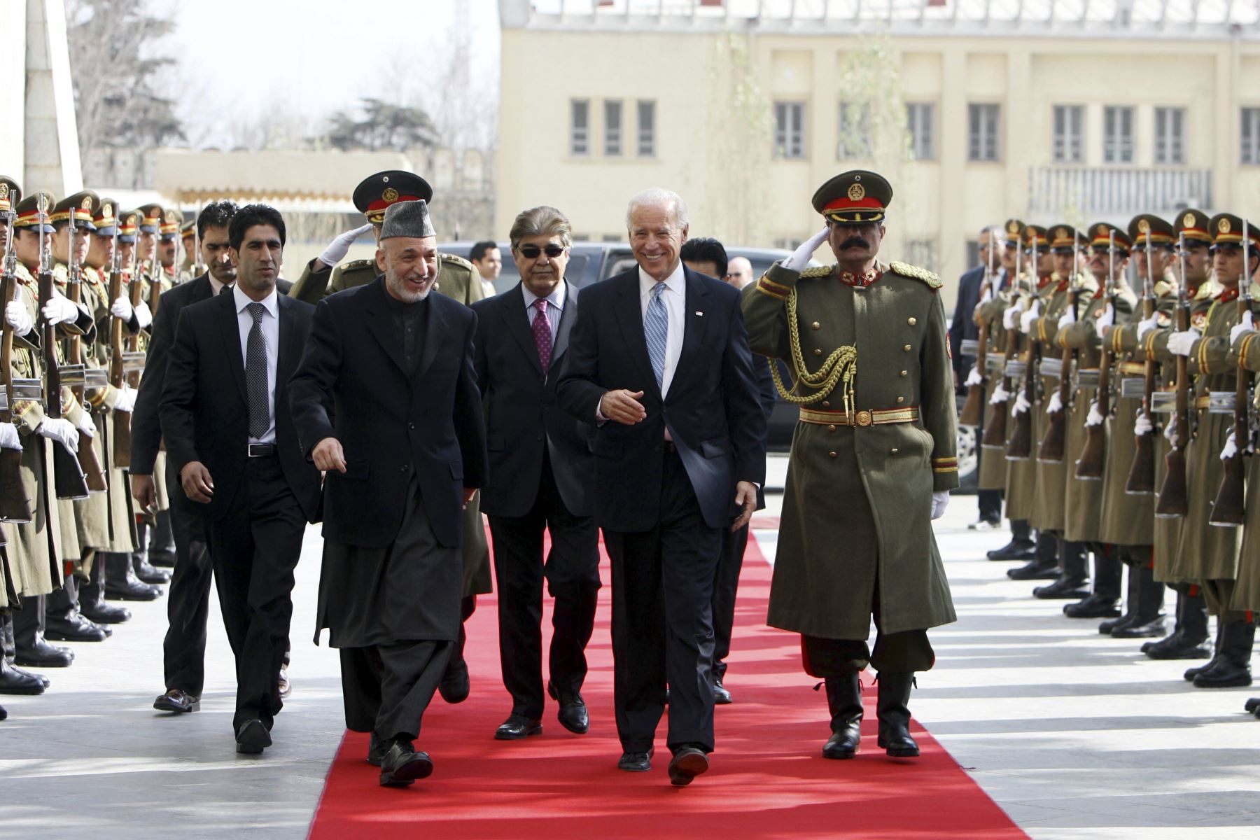 El vicepresidente estadounidense Joe Biden y el presidente afgano Hamid Karzai caminan junto a una guardia de honor en el Palacio Presidencial en Kabul, el 11 de enero de 2011.  Foto: AFP