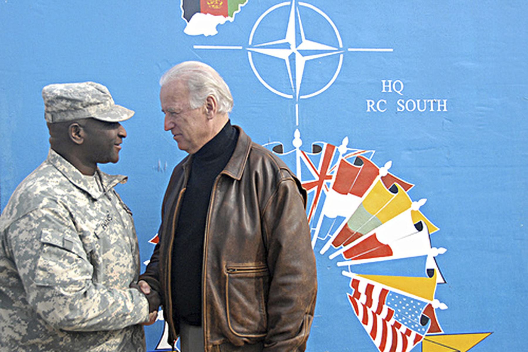 El vicepresidente electo de la Fuerza Internacional de Asistencia para la Seguridad (ISAF), Joe Biden, saluda a un soldado desplegado en la Fuerza Internacional para la Asistencia para la Seguridad (ISAF) en el Comando Regional Sur, en Kandahar el 11 de enero de 2009.Foto: AFP
