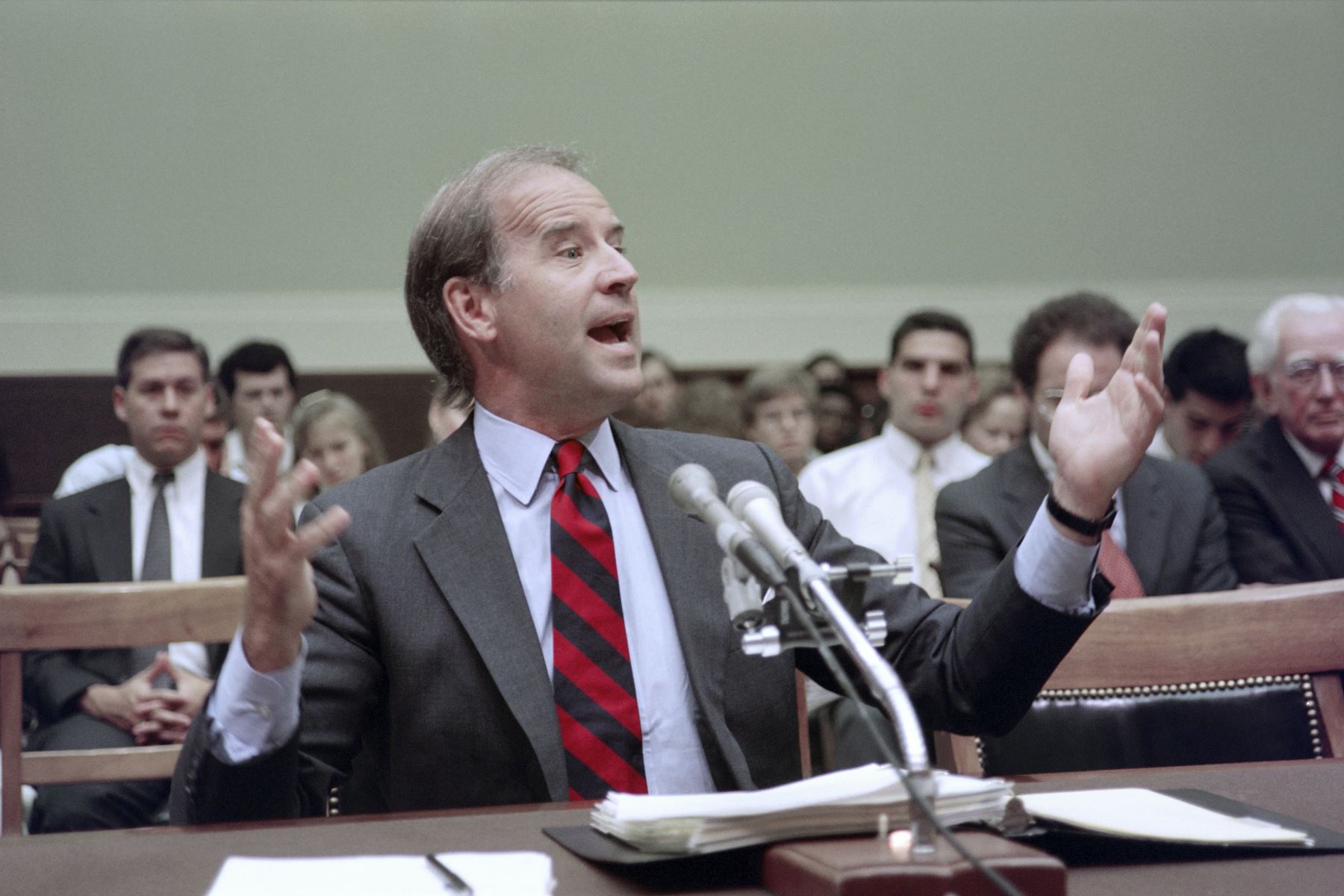 El senador estadounidense Joseph Biden, demócrata de Del., Habla el 13 de julio de 1989 ante un panel de la Cámara de Representantes sobre la quema de banderas. Foto: AFP