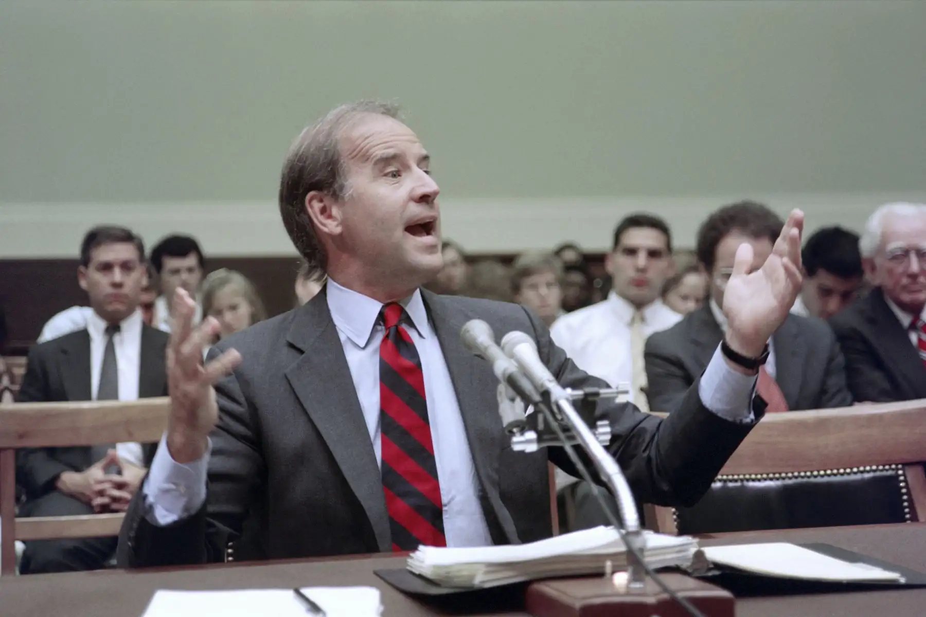 El senador estadounidense Joseph Biden, demócrata de Del., Habla el 13 de julio de 1989 ante un panel de la Cámara de Representantes sobre la quema de banderas. Foto: AFP