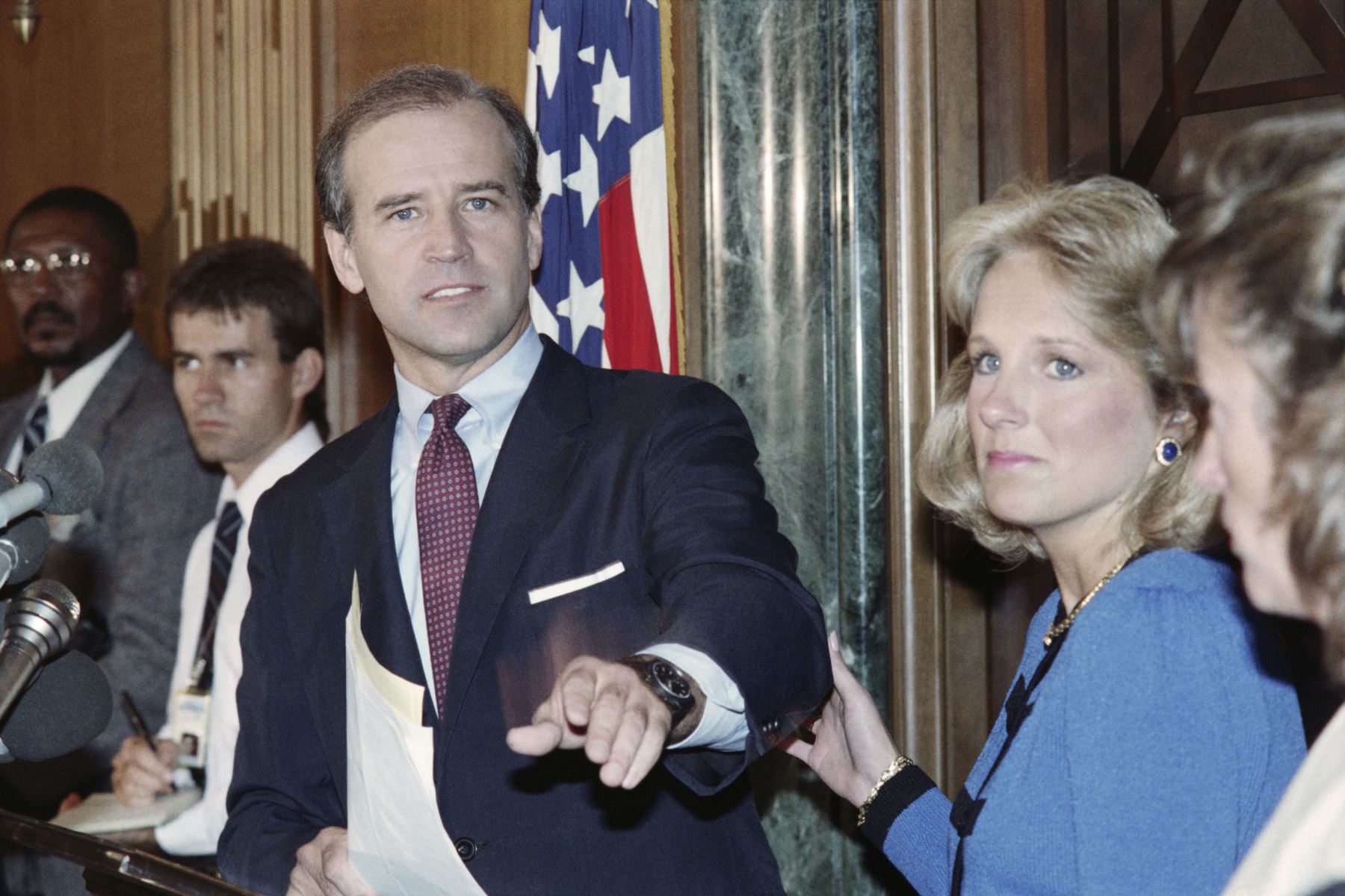 El senador estadounidense Joseph Biden, demócrata de Del., Anuncia el 23 de septiembre de 1987 que se retira de la carrera por la nominación presidencial demócrata de 1988, mientras su esposa Jill lo toma del brazo. Foto: AFP