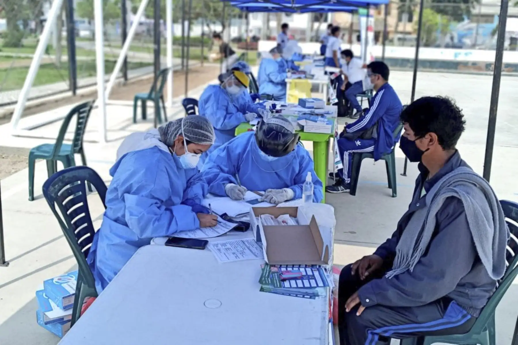 En Los Olivos, personal del Minsa realizó pruebas moleculares de diagnóstico Covid-19 a más de 320 vecinos con síntomas de la enfermedad en el Centro Rápido de Atención Temporal CRAT, instalado en el Parque Previ. Los especialistas de la salud brindaron a las personas evaluadas orientación para realizar un correcto aislamiento domiciliario y seguimiento clínico. Foto: ANDINA/Minsa