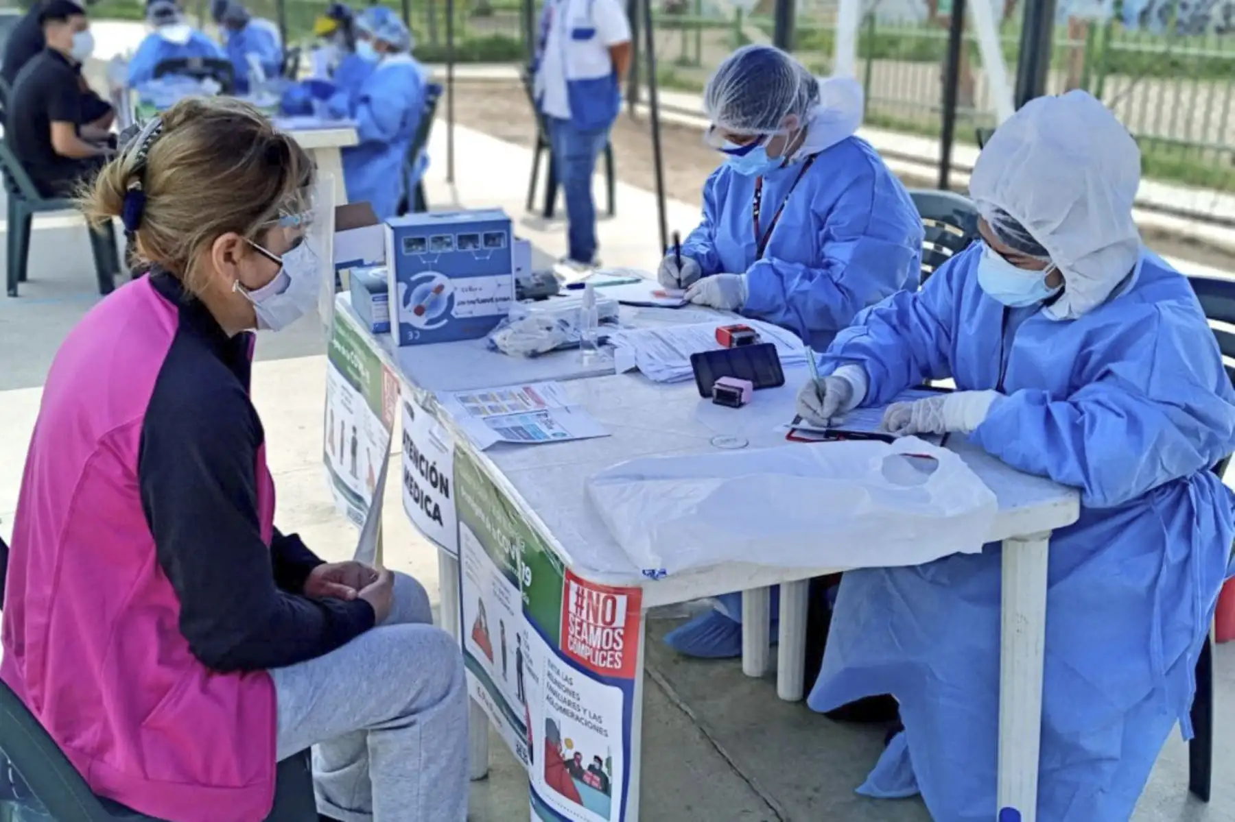En Los Olivos, personal del Minsa realizó pruebas moleculares de diagnóstico Covid-19 a más de 320 vecinos con síntomas de la enfermedad en el Centro Rápido de Atención Temporal CRAT, instalado en el Parque Previ. Los especialistas de la salud brindaron a las personas evaluadas orientación para realizar un correcto aislamiento domiciliario y seguimiento clínico. Foto: ANDINA/Minsa