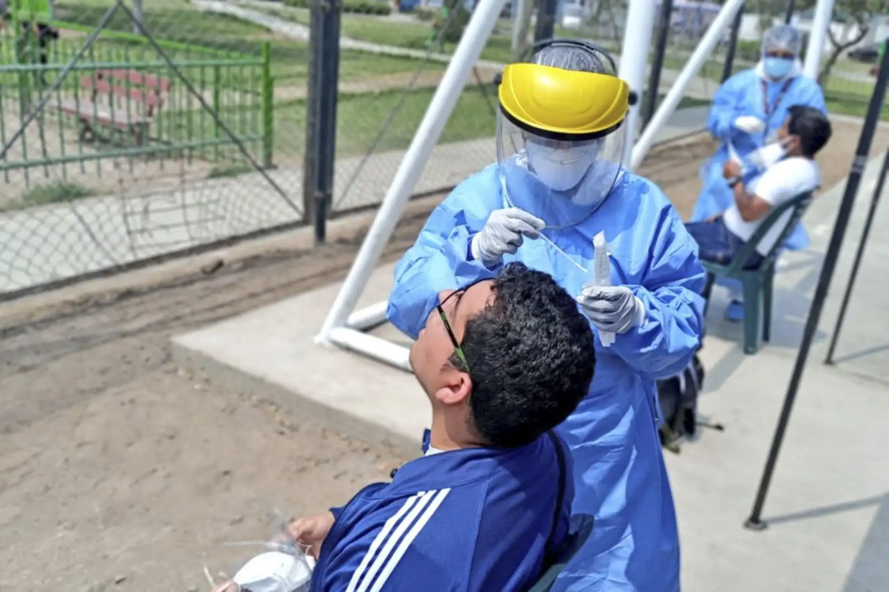 En Los Olivos, personal del Minsa realizó pruebas moleculares de diagnóstico Covid-19 a más de 320 vecinos con síntomas de la enfermedad en el Centro Rápido de Atención Temporal CRAT, instalado en el Parque Previ. Los especialistas de la salud brindaron a las personas evaluadas orientación para realizar un correcto aislamiento domiciliario y seguimiento clínico. Foto: ANDINA/Minsa