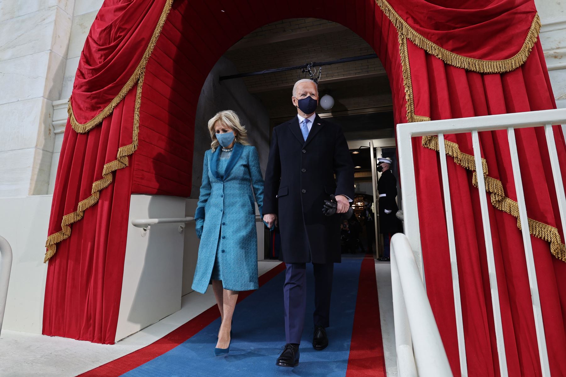 El presidente electo de los Estados Unidos, Joe Biden y la entrante Primera Dama de los Estados Unidos, Jill Biden, llegan para su investidura como 46o presidente de los Estados Unidos, en el frente occidental del Capitolio de los Estados Unidos en Washington, DC. Foto: AFP