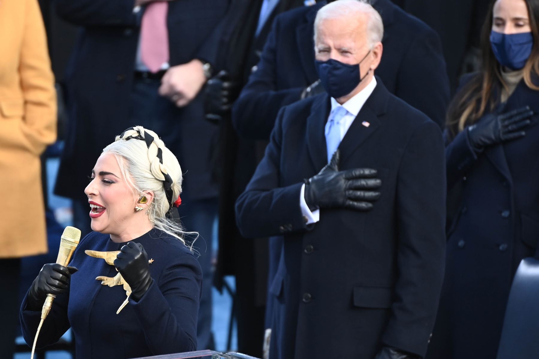 Lady Gaga canta el Himno Nacional antes de que Joe Biden preste juramento como el 46 ° presidente de los Estados Unidos por el presidente del Tribunal Supremo, John Roberts, el 20 de enero de 2021, en el Capitolio de los Estados Unidos en Washington, DC. Foto: AFP
