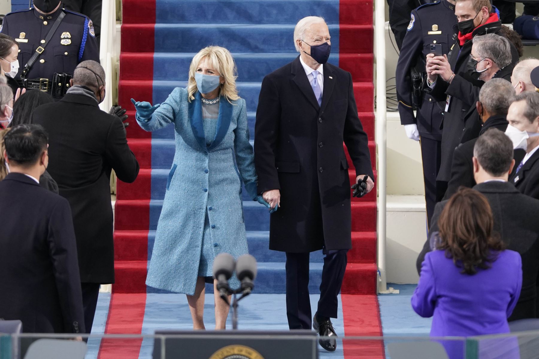 El presidente de los Estados Unidos, Joe Biden, acompañado por su esposa, la Dra. Jill Biden, toma de posesión como el 46o presidente de los Estados Unidos en el Capitolio de los Estados Unidos en Washington, DC. Foto: AFP