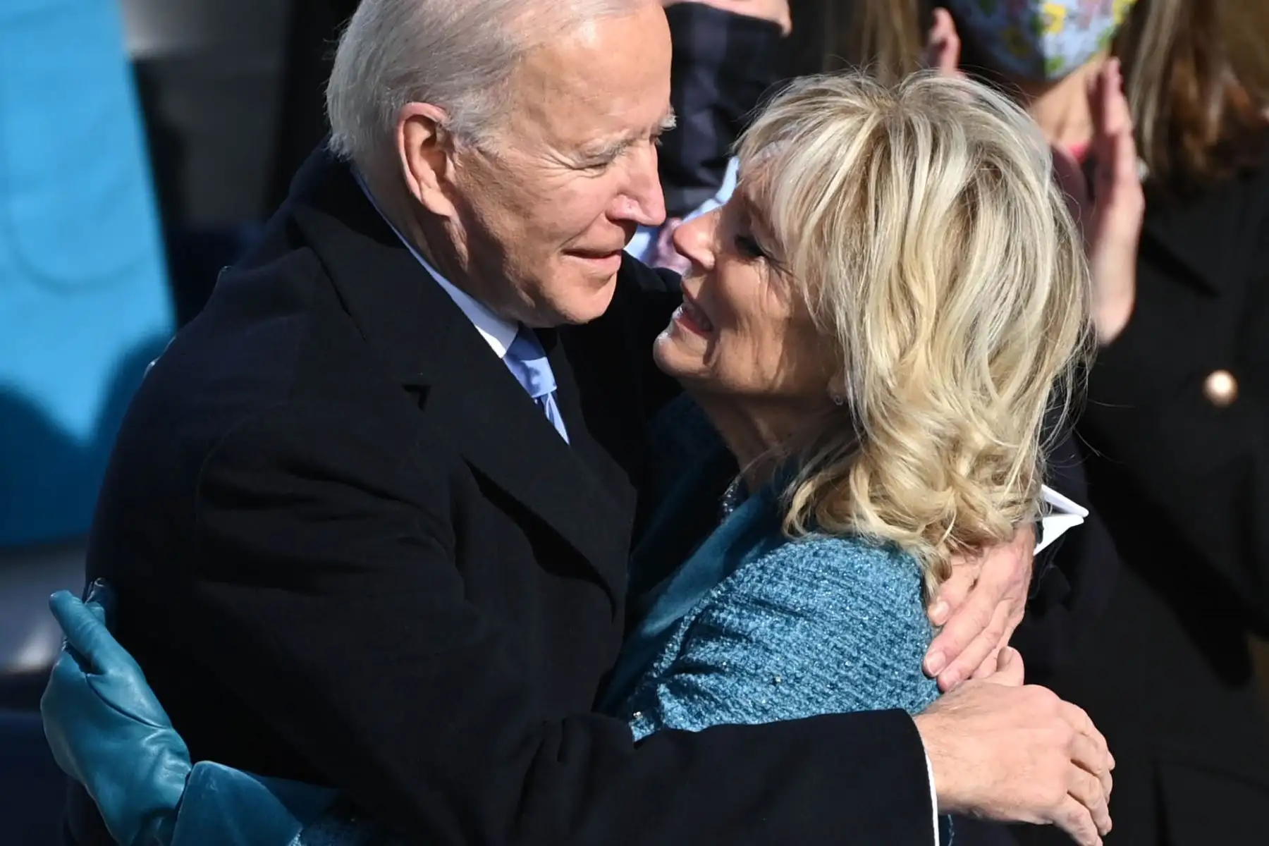 Joe Biden, flanqueado por la entrante Primera Dama de los Estados Unidos, Jill Biden, presta juramento como el 46 ° presidente de los Estados Unidos por el presidente del Tribunal Supremo, John Roberts, en el Capitolio de los Estados Unidos en Washington, DC. Foto: AFP