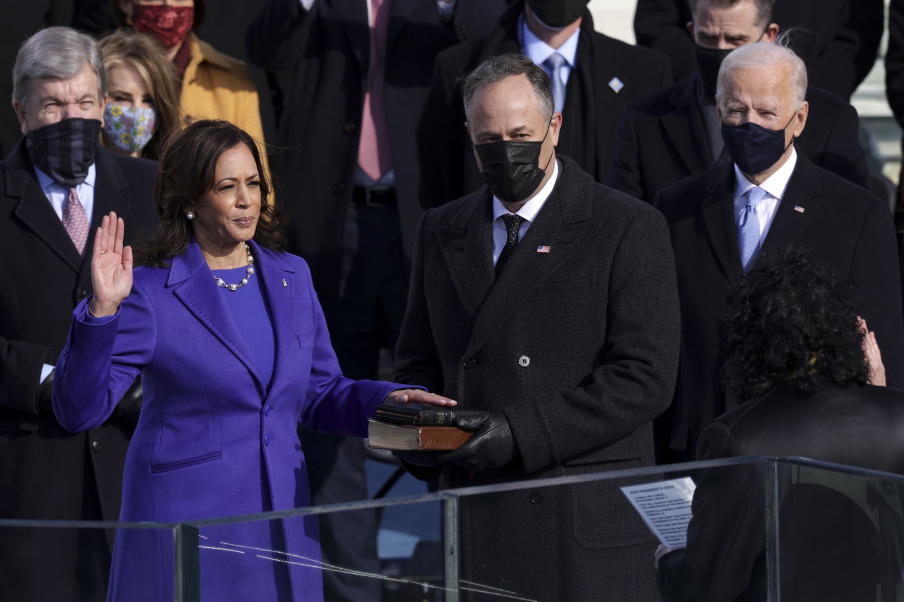 Kamala Harris toma juramento como vicepresidente de los Estados Unidos mientras su esposo Doug Emhoff observa la inauguración del presidente electo de los Estados Unidos, Joe Biden, en el frente occidental del Capitolio de los Estados Unidos el 20 de enero de 2021 en Washington. Foto: AFP