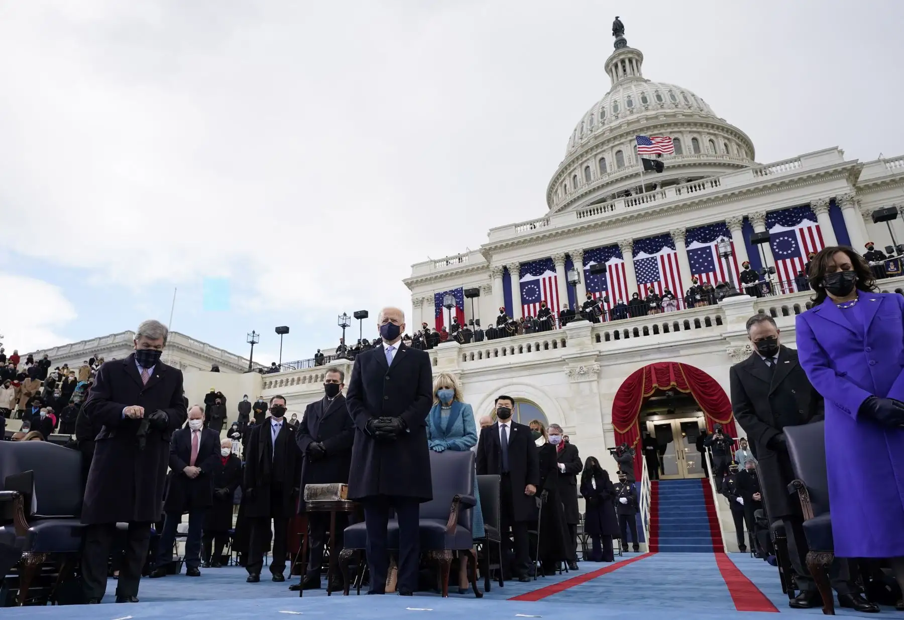 Joe Biden, flanqueado por la entrante Primera Dama de los Estados Unidos, Jill Biden, presta juramento como el 46 ° presidente de los Estados Unidos por el presidente del Tribunal Supremo, John Roberts, en el Capitolio de los Estados Unidos en Washington, DC. Foto: AFP