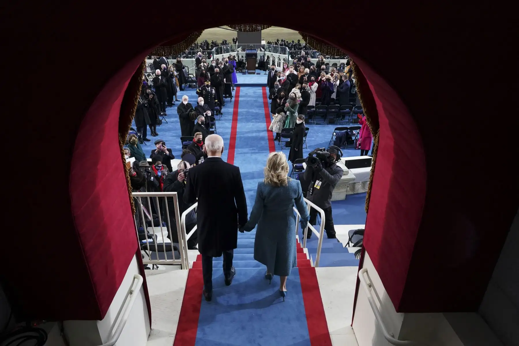 Joe Biden, flanqueado por la entrante Primera Dama de los Estados Unidos, Jill Biden, presta juramento como el 46 ° presidente de los Estados Unidos por el presidente del Tribunal Supremo, John Roberts, en el Capitolio de los Estados Unidos en Washington, DC. Foto: AFP
