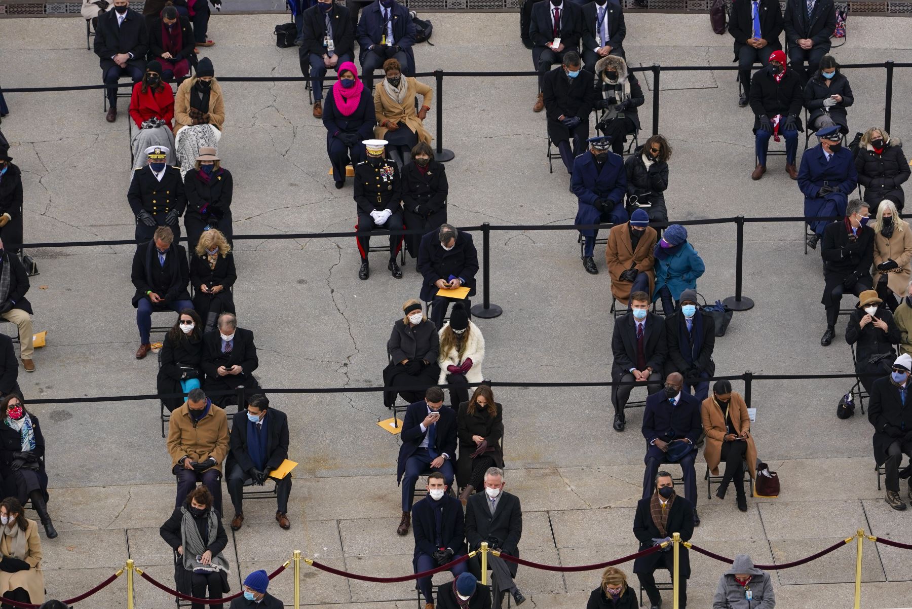 Los invitados se sientan separados unos de otros, respetando el distanciamiento social, en la inauguración presidencial en el Capitolio de los Estados Unidos en Washington. Foto: AFP