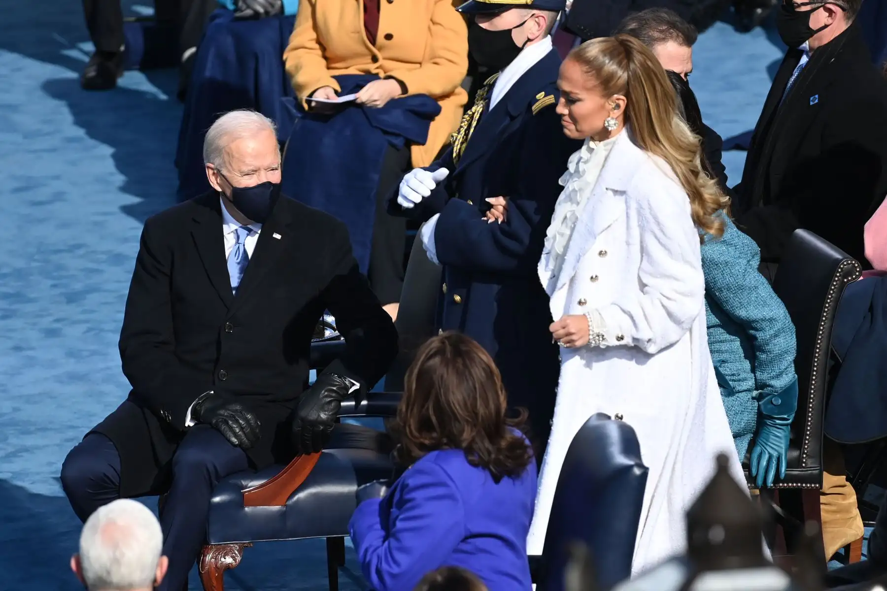 Jennifer Lopez canta durante la toma de posesión del presidente electo de los Estados Unidos, Joe Biden, en el frente occidental del Capitolio de los Estados Unidos