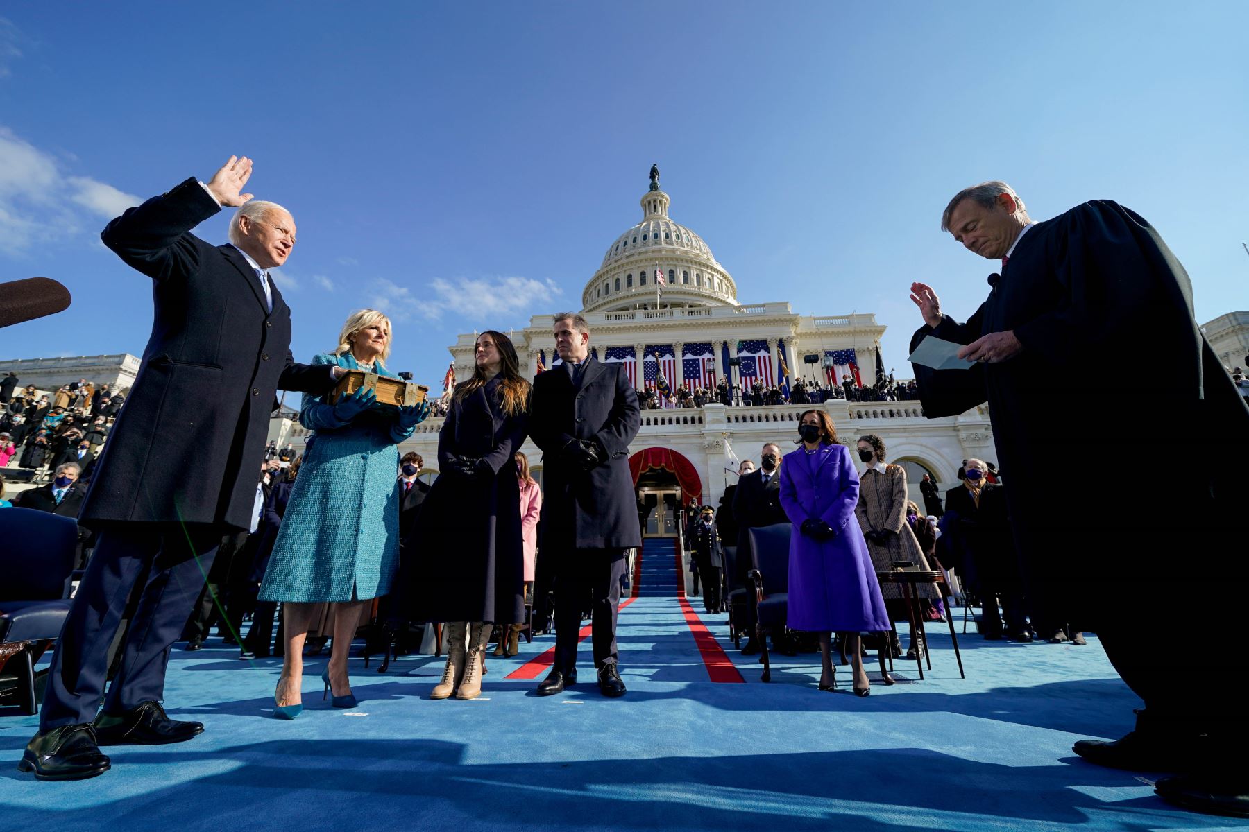 Joe Biden, flanqueado por la entrante Primera Dama de los Estados Unidos, Jill Biden, presta juramento como el 46 ° presidente de los Estados Unidos por el presidente del Tribunal Supremo, John Roberts, en el Capitolio de los Estados Unidos en Washington, DC. Foto: AFP