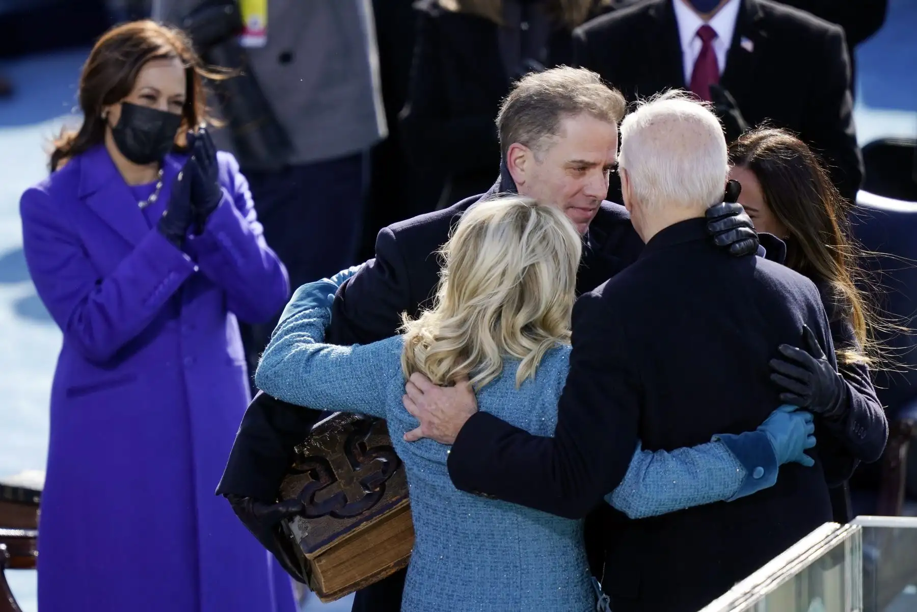 El presidente de Estados Unidos, Joe Biden, abraza a la primera dama, la Dra. Jill Biden, mientras su hijo Hunter Biden, su hija Ashley Biden y la vicepresidenta Kamala Harris miran después de que Biden prestó juramento durante su toma de posesión en el frente oeste del Capitolio de los Estados Unidos. Foto: AFP