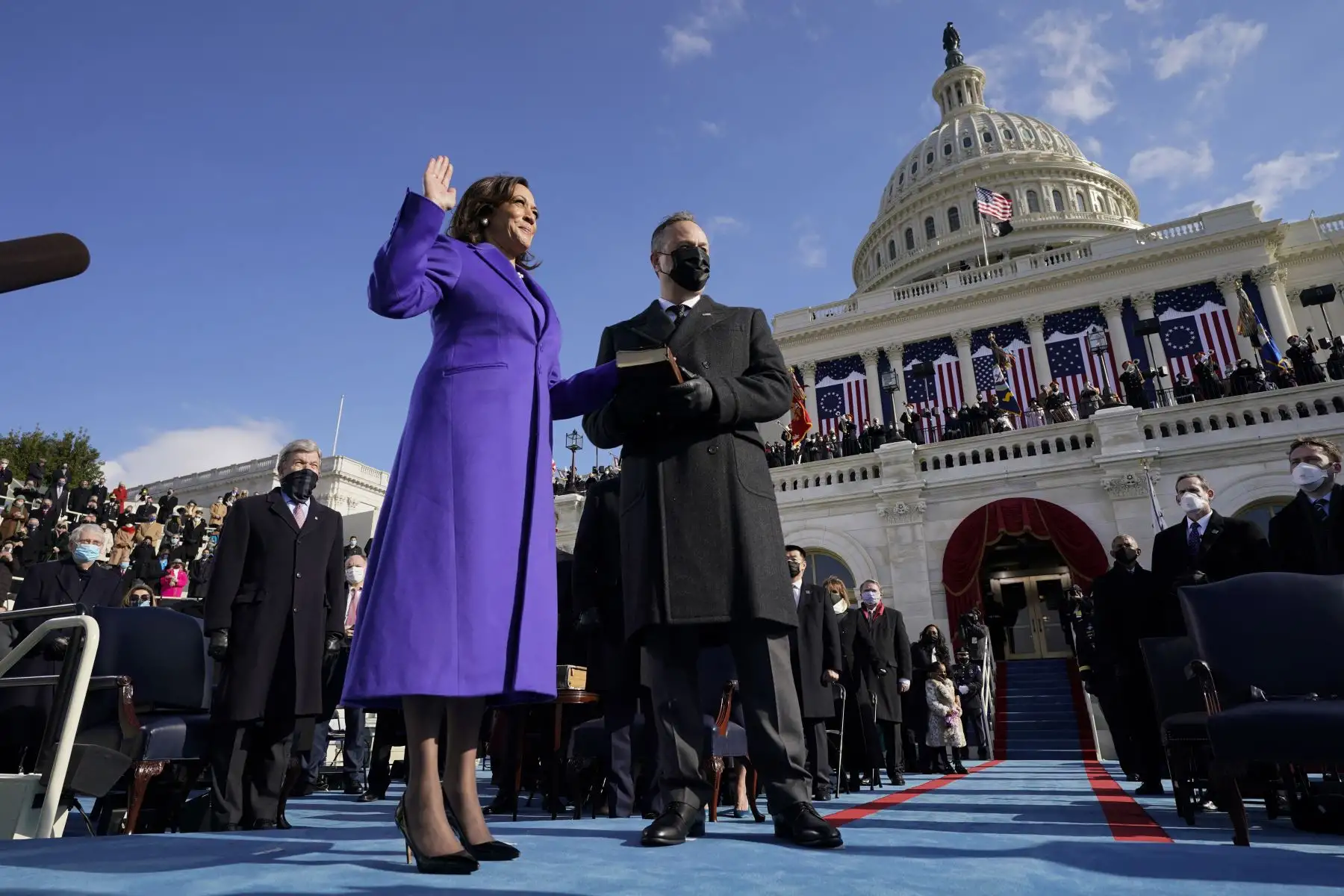 Kamala Harris, Con su esposo Doug Emhoff, juramentó por la jueza Sonia Sotomayor. Foto: AFP