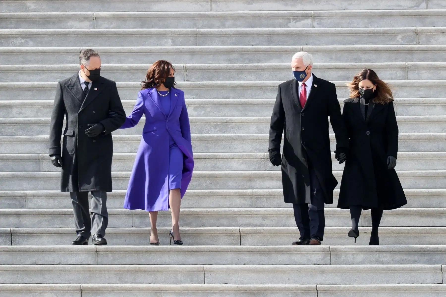 La vicepresidenta de EE. UU. Kamala Harris y el primer caballero Douglas Emhoff descienden las escaleras del frente este del Capitolio de EE. UU. Con el ex vicepresidente Mike Pence y la ex segunda dama Karen Pence después de la toma de posesión del presidente de EE. UU. Joe Biden. Foto: AFP