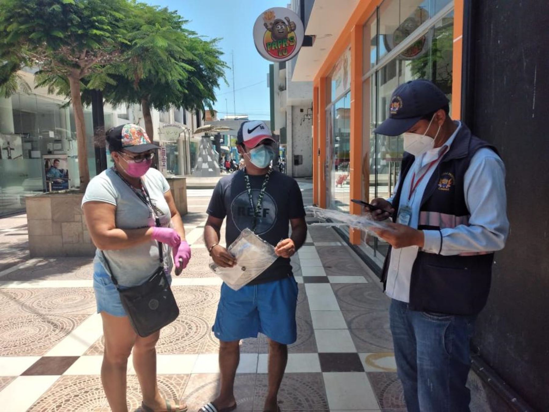 MTC distribuirá más de 15,000 protectores faciales a pobladores de la provincia de Camaná, en Arequipa, usuarios del servicio de transporte urbano. ANDINA/Difusión