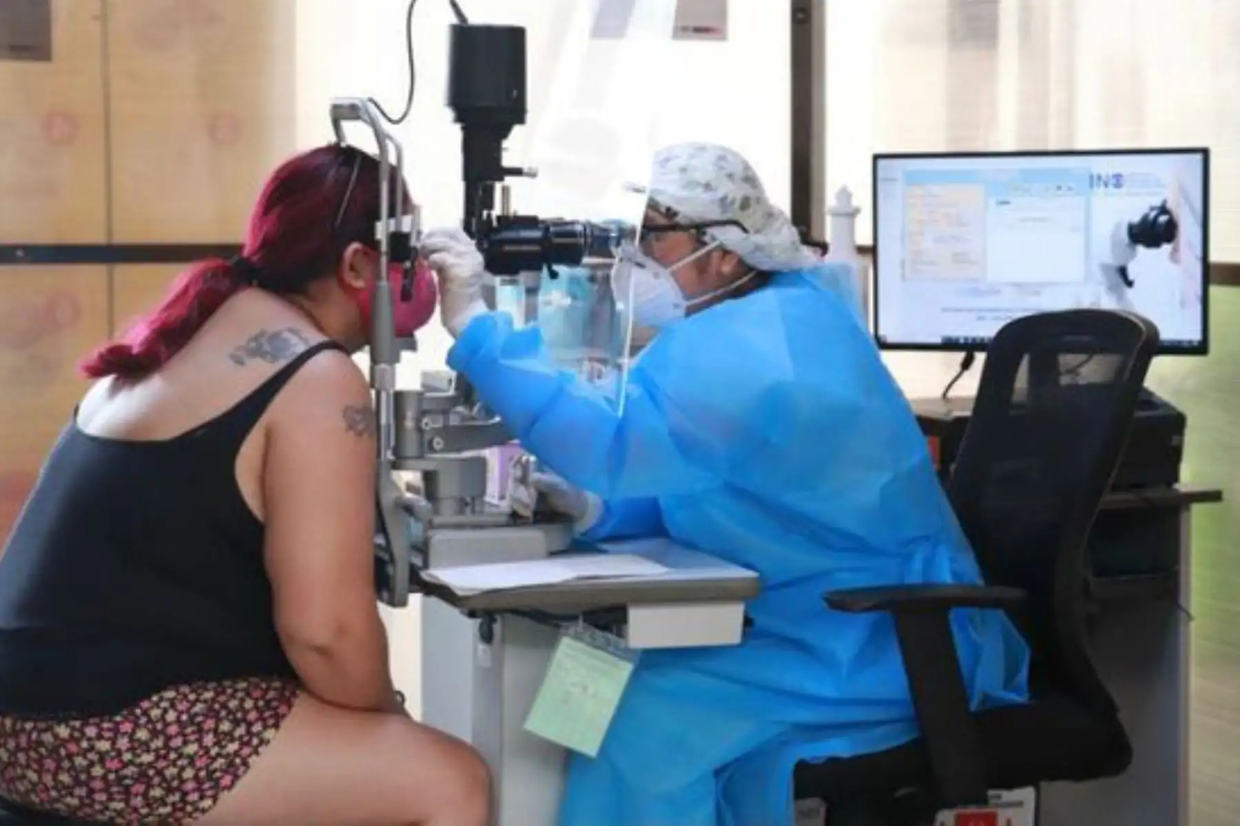 Los diagnósticos más frecuentes fueron las abrasiones corneales (raspaduras o cortes en la córnea), queratitis (inflamación de la córnea), cuerpos extraños en la córnea, hipertensión ocular, úlceras corneales, hemorragia del vítreo, desprendimiento de retina, así como traumas oculares abiertos y cerrados. ANDINA/MInsa