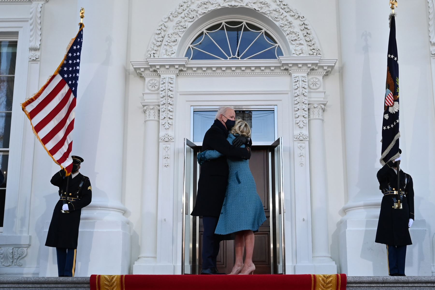 El presidente estadounidense Joe Biden  abraza a la Primera Dama Jill Biden cuando llegan a la Casa Blanca en Washington, 
Foto: AFP