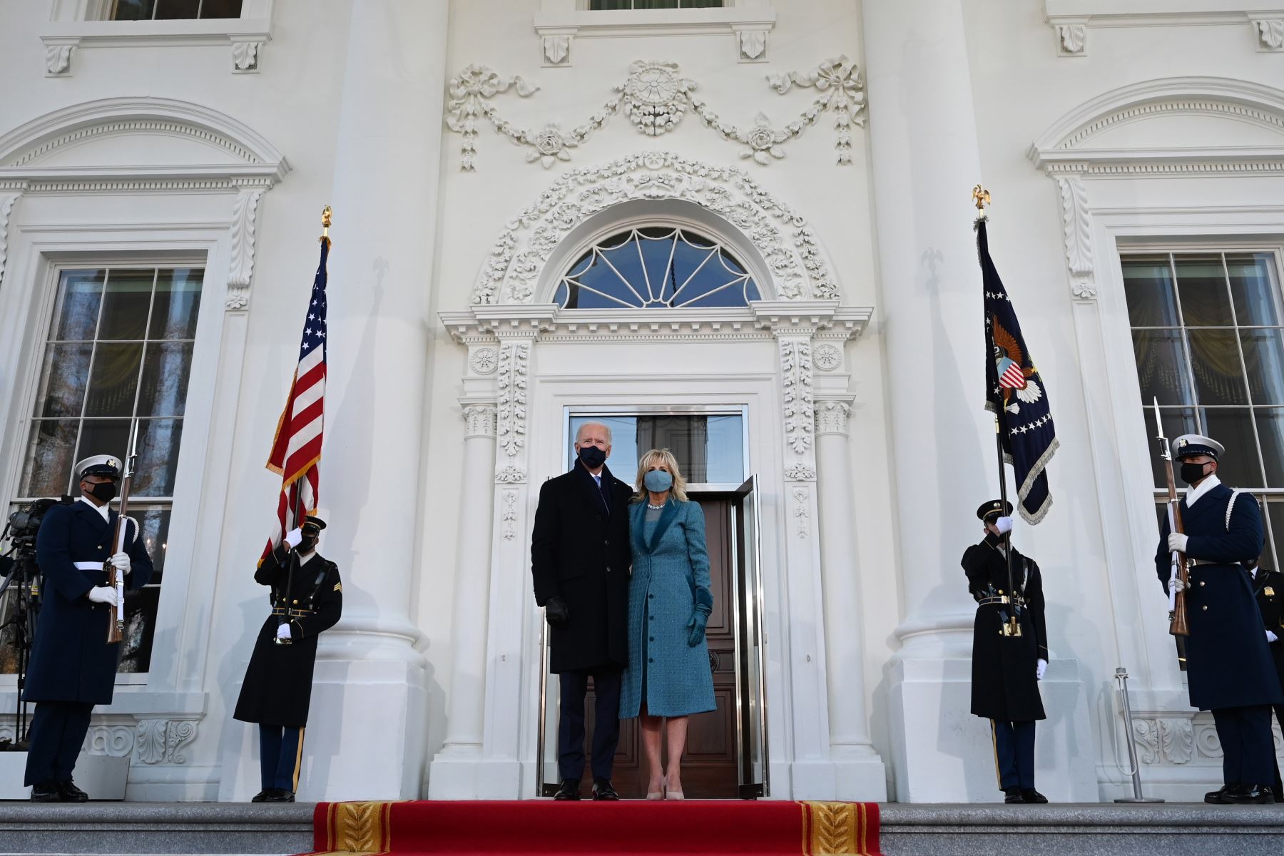 El presidente estadounidense Joe Biden  y la primera dama Jill Biden llegan a la Casa Blanca en Washington, DC.
Foto: AFP