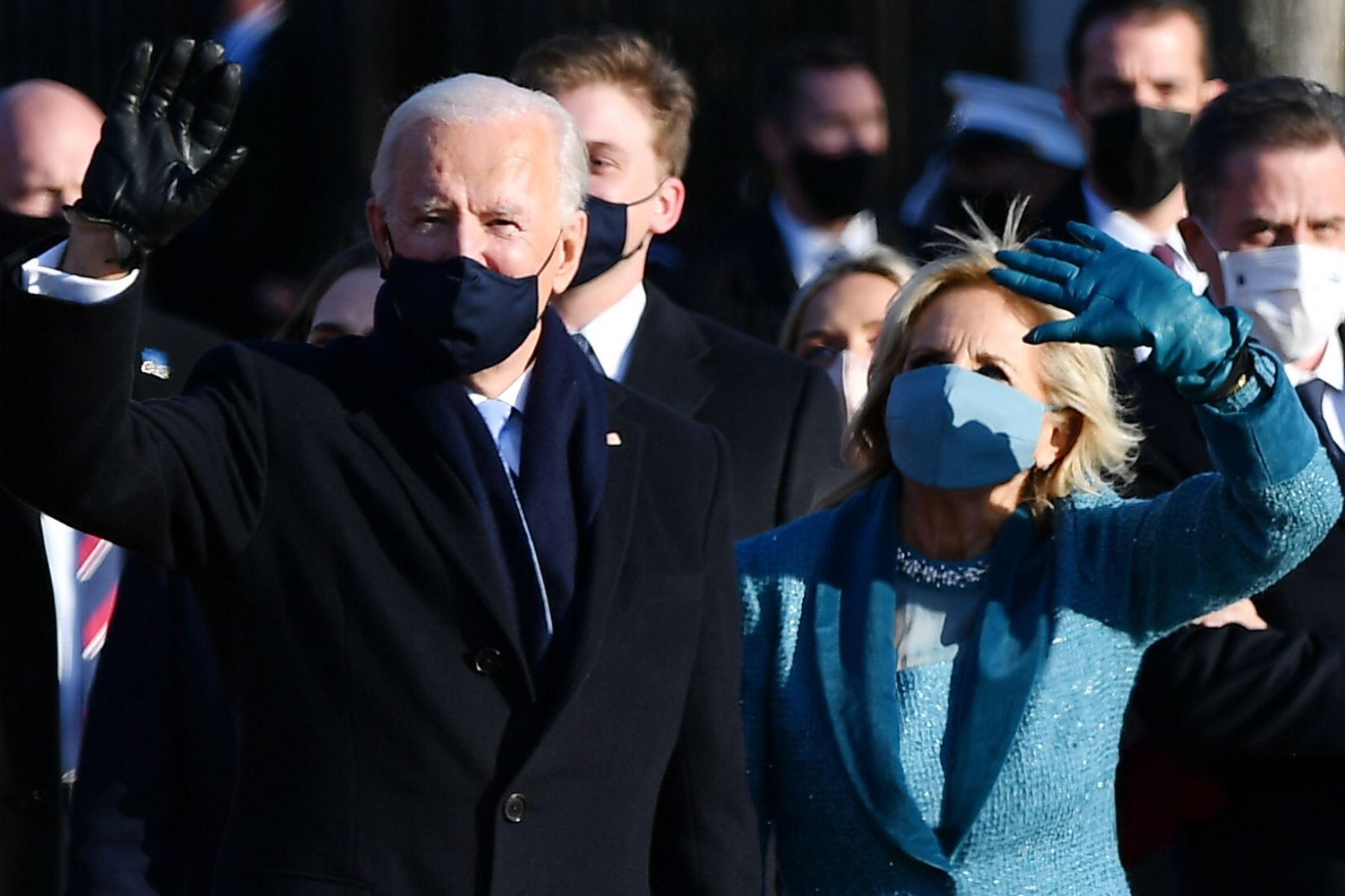 El presidente estadounidense Joe Biden y la primera dama Jill Biden caminan por Pennsylvania Avenue hacia la Casa Blanca en Washington, DC.
Foto: AFP
