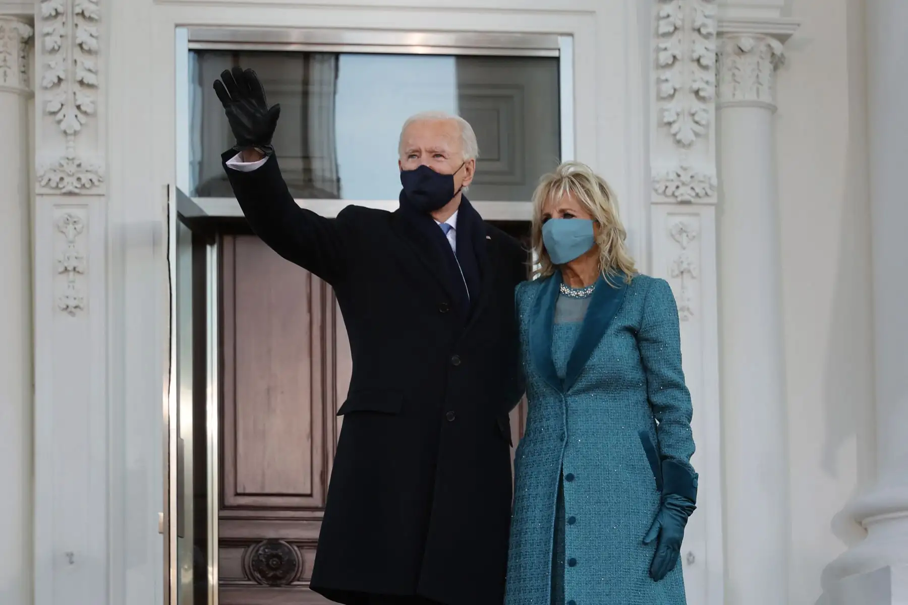 El presidente de Estados Unidos, Joe Biden, y la primera dama, la Dra. Jill Biden, posan para fotografías en el pórtico norte de la Casa Blanca tras su inauguración el 20 de enero de 2021 en Washington, DC.
Foto: AFP