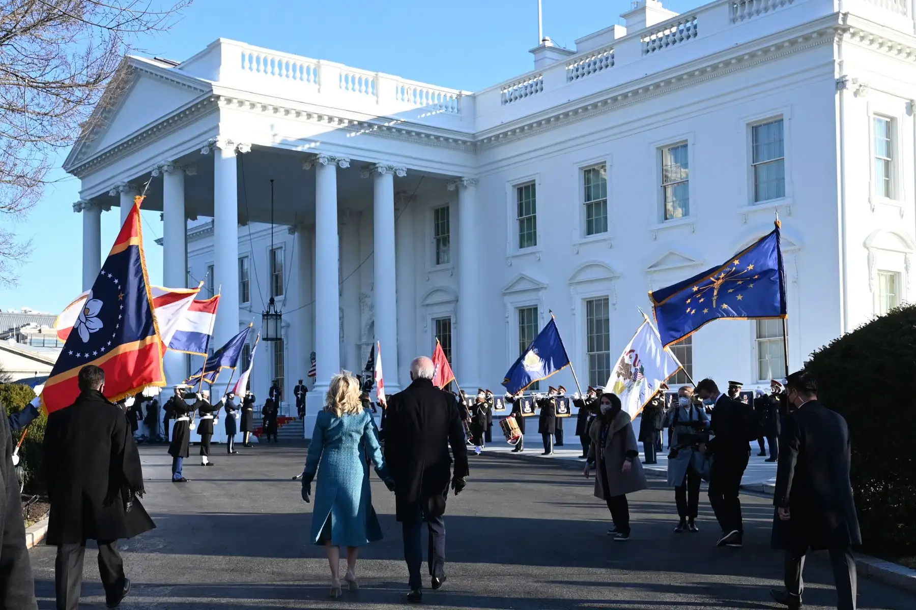 El presidente estadounidense Joe Biden y la primera dama Jill Biden llegan a la Casa Blanca en Washington, DC.
Foto: AFP