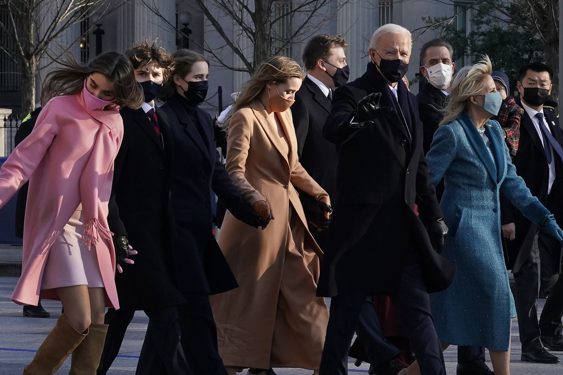El presidente de los Estados Unidos, Joe Biden, y la primera dama de los Estados Unidos, Jill Biden, junto con su familia, caminan por la avenida Pennsylvania hasta la puerta norte de la Casa Blanca  en Washington, DC, después de haber jurado como el 46 ° presidente de los Estados Unidos.
Foto: AFP
