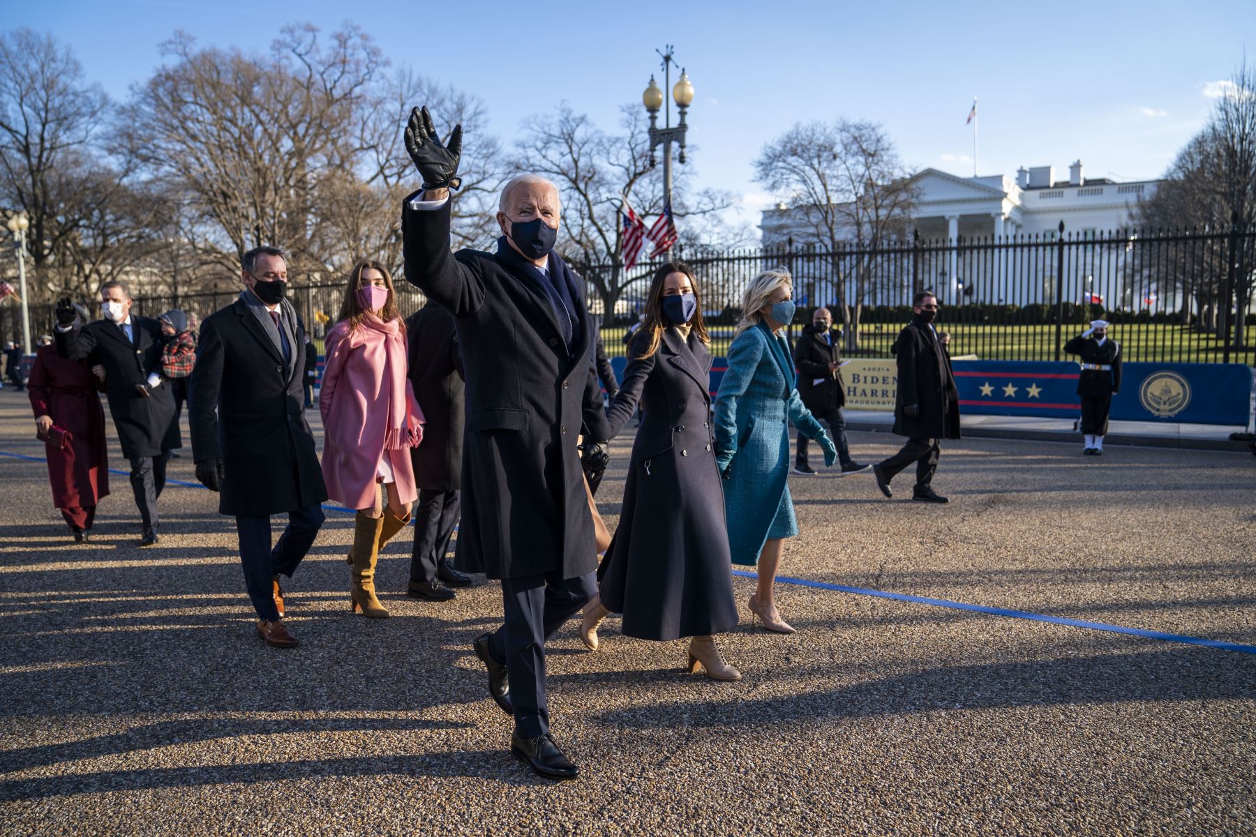 El presidente de los Estados Unidos, Joe Biden, y la primera dama de los Estados Unidos, Jill Biden, junto con su familia, caminan por la avenida Pennsylvania hasta la puerta norte de la Casa Blanca.
Foto: AFP