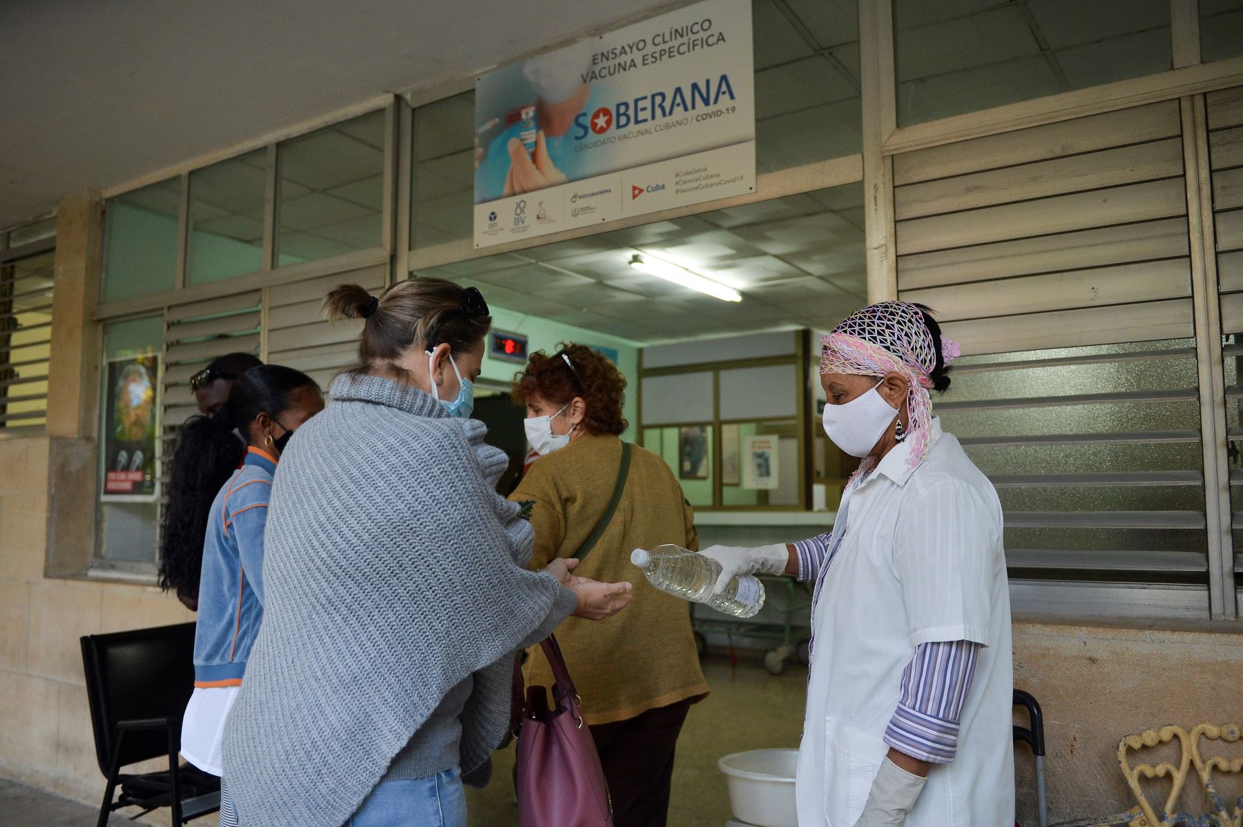 El lunes, Soberana 2 pasó a la fase II b de ensayos clínicos, lo que involucra a 900 voluntarios. Foto: AFP