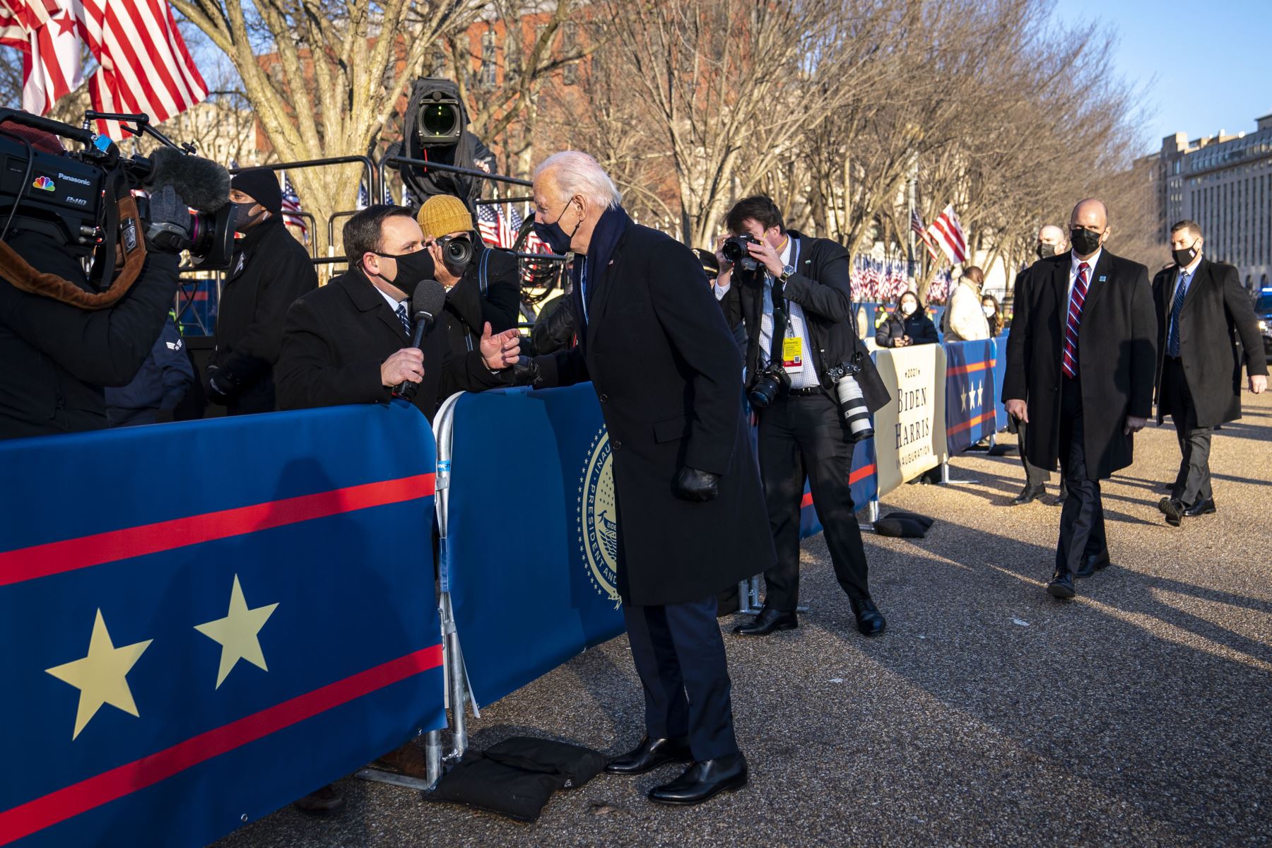 El presidente de los Estados Unidos, Joe Biden, habla con el reportero de NBC Mike Memoli mientras él y la primera dama, la Dra. Jill Biden, caminan por la avenida Pennsylvania frente a la Casa Blanca durante las celebraciones inaugurales.
Foto: AFP