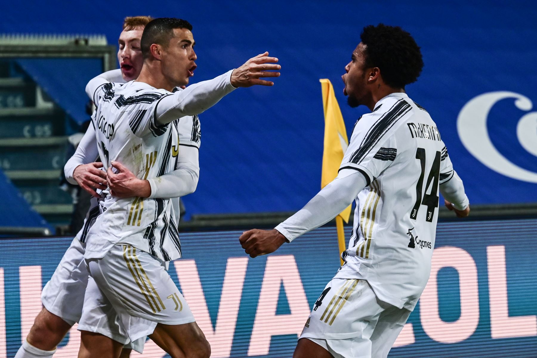 La estrella portuguesa firmó el primer gol del partido en el minuto 64, aprovechando un rebote para batir al colombiano Daniel Ospina. Foto: AFP