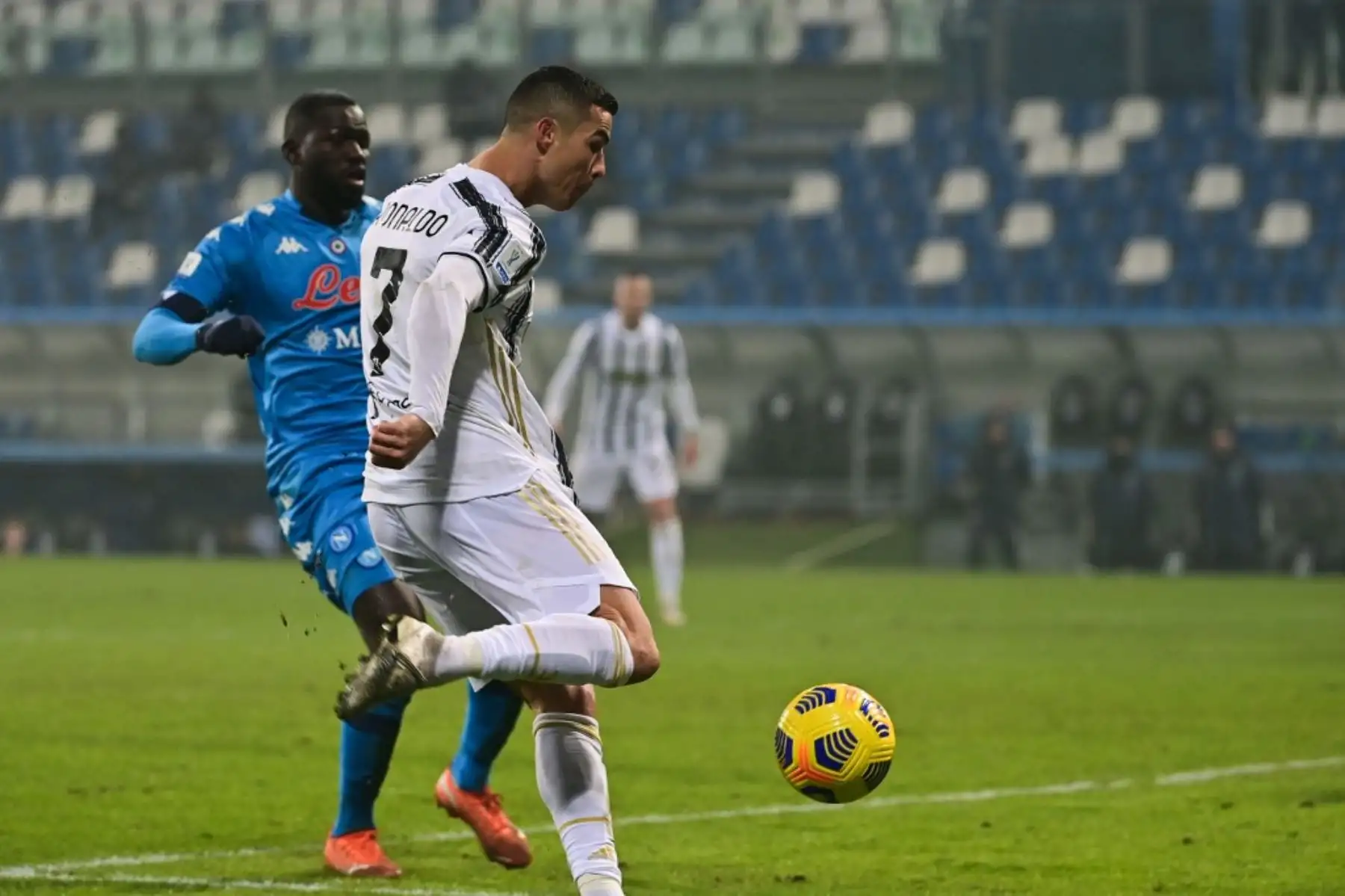El delantero portugués de la Juventus, Cristiano Ronaldo, dispara a puerta durante el partido de fútbol de la Supercopa italiana (Supercoppa italiana) entre la Juventus y el Napoli. Foto: AFP