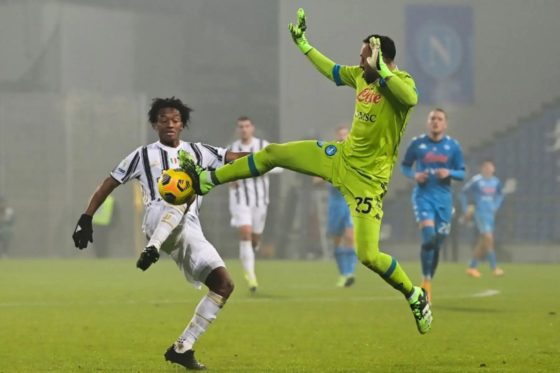 El portero colombiano del Napoli David Ospina defiende contra el centrocampista colombiano de la Juventus Juan Cuadrado fuera del área penal durante el partido de fútbol de la Supercopa italiana entre Juventus y Napoli. Foto: AFP