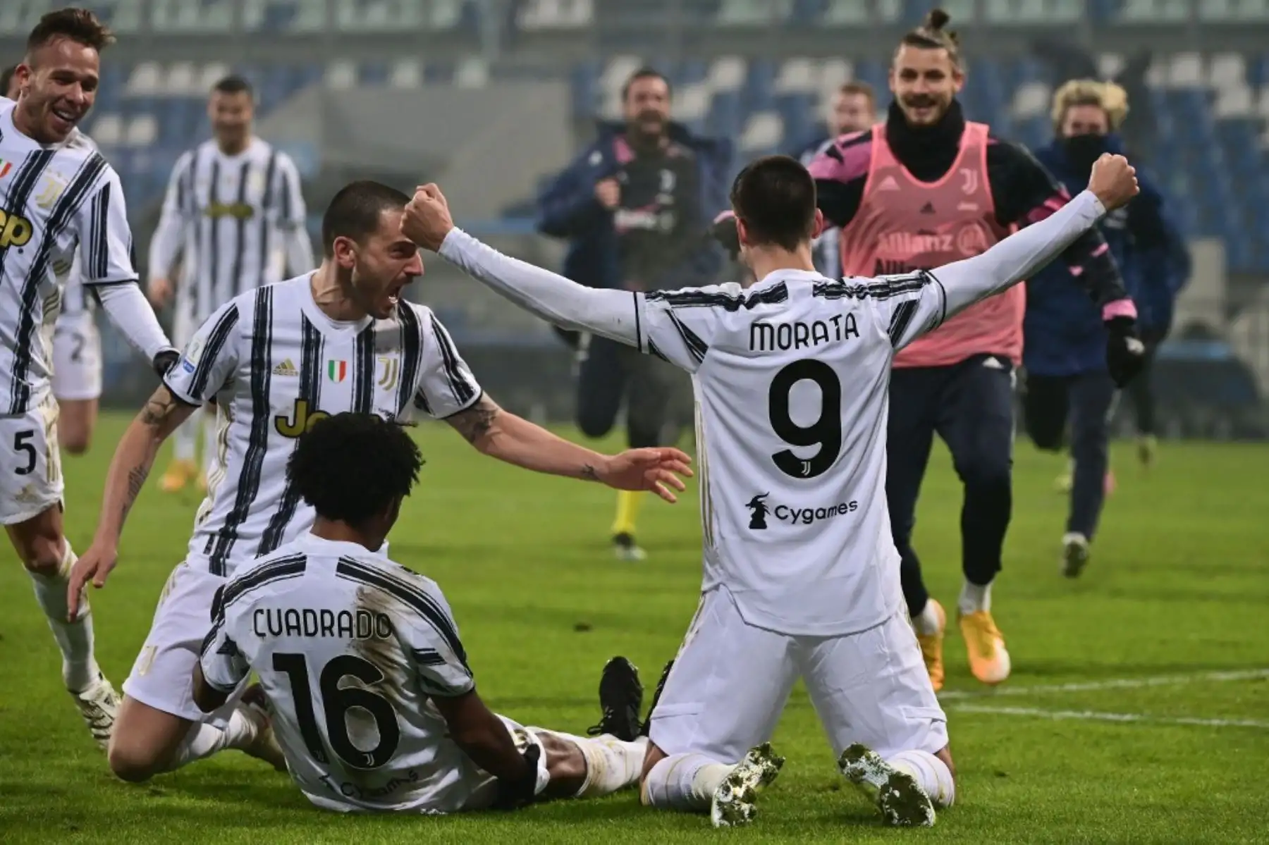 El delantero español de la Juventus Álvaro Morata celebra con el centrocampista colombiano de la Juventus Juan Cuadrado, el defensor italiano de la Juventus Leonardo Bonucci (2ndL ° y el centrocampista brasileño de la Juventus Arthur tras marcar durante la Supercopa de Italia entre la Juventus y el Nápoles. Foto: AFP