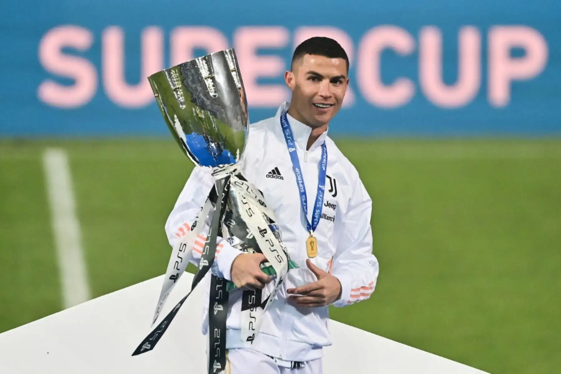 El portugués de la Juventus, Cristiano Ronaldo, posa con el trofeo de los ganadores después del partido de fútbol de la Supercopa italiana (Supercoppa italiana) entre la Juventus y el Napoli. Foto: AFP
