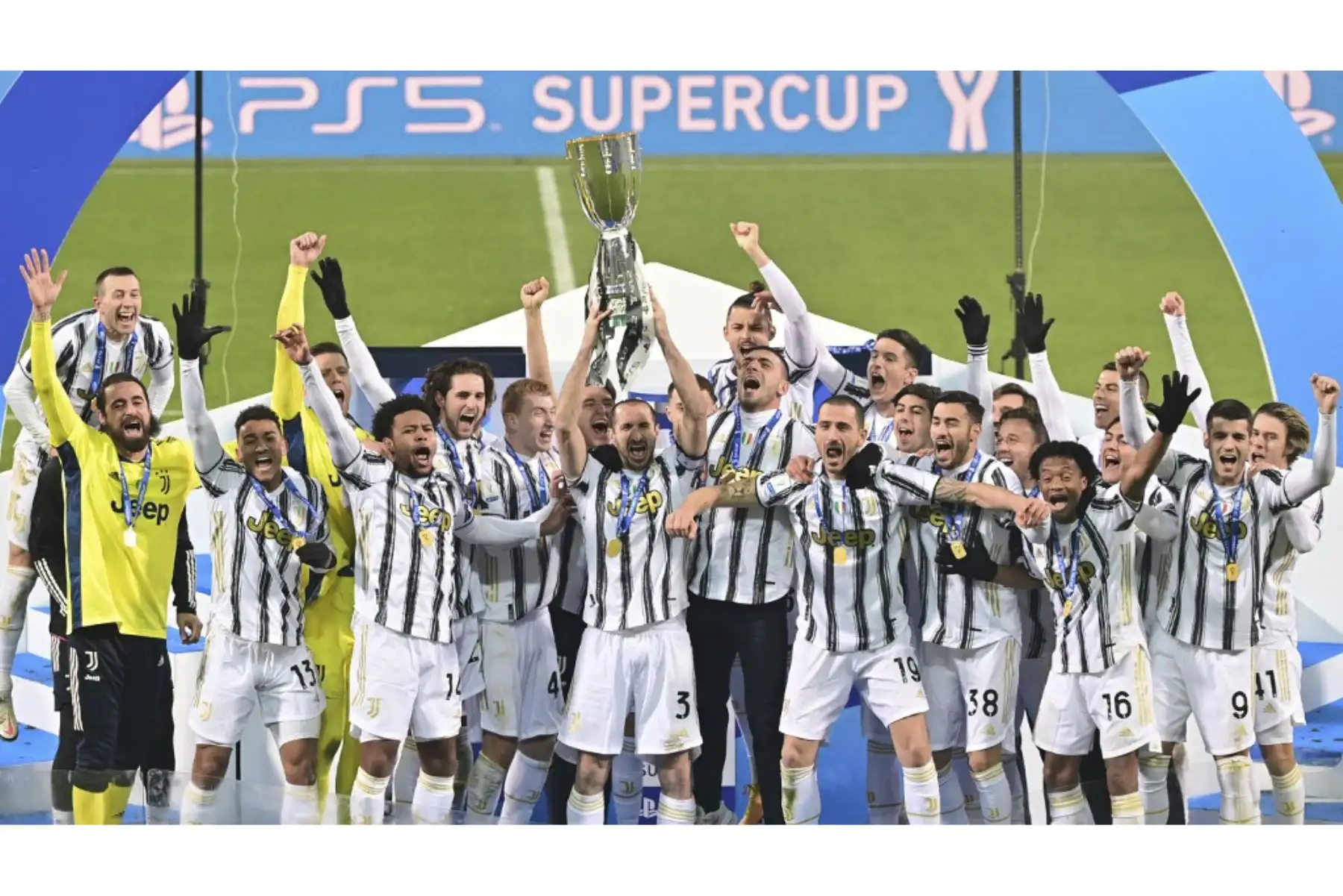 El defensa italiano de la Juventus, Giorgio Chiellini (C), levanta el trofeo de los ganadores para celebrar con sus compañeros de equipo después de que la Juventus ganara el partido de fútbol de la Supercopa italiana (Supercoppa italiana) contra el Nápoles. Foto: AFP