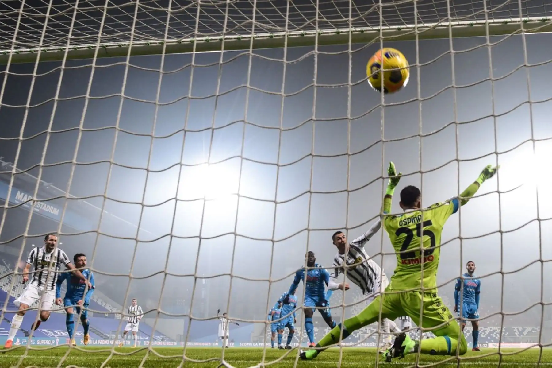El delantero portugués de la Juventus Cristiano Ronaldo (3rdR) dispara para anotar y abrir el marcador más allá del portero colombiano del Napoli David Ospina (delantero) durante el partido de fútbol de la Supercopa italiana (Supercoppa italiana) entre Juventus y Napoli. Foto: AFP
