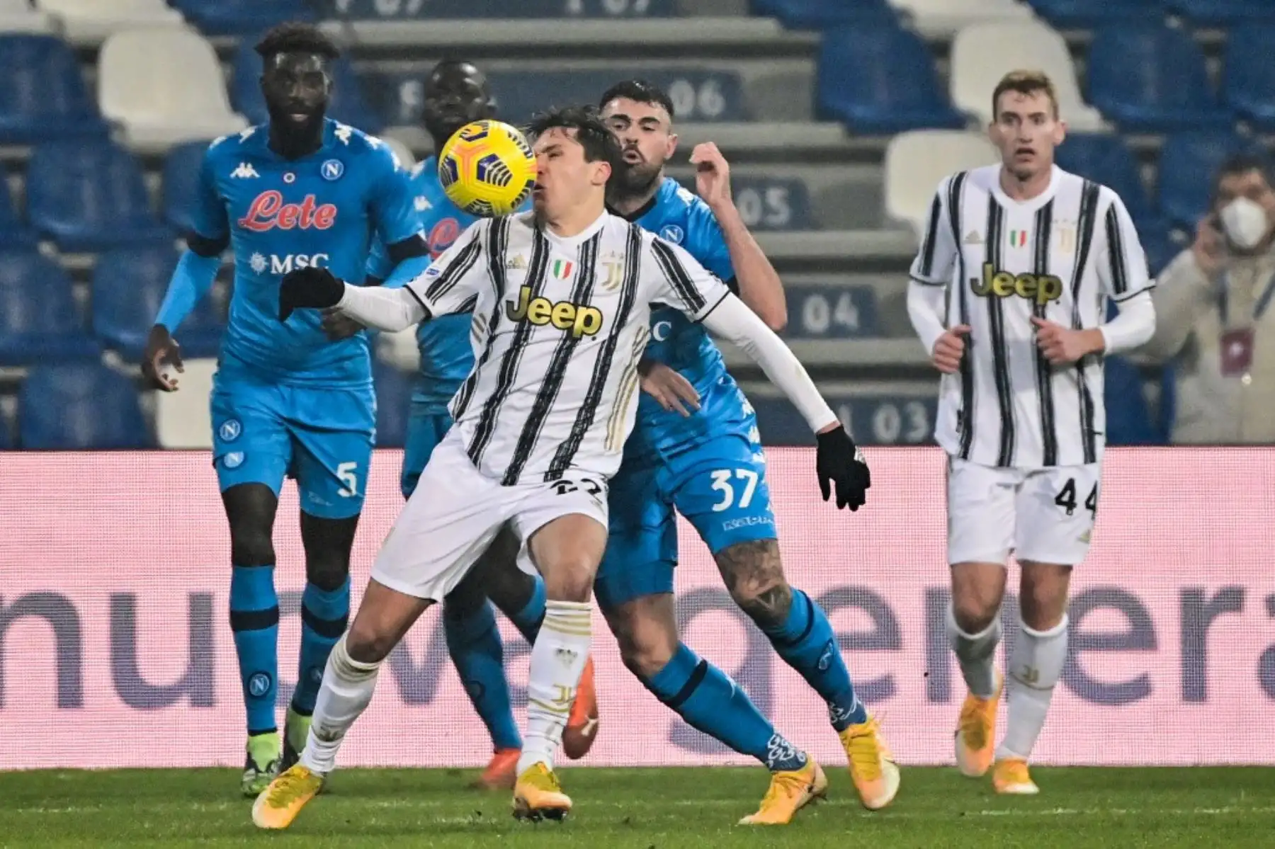El delantero italiano de la Juventus Federico Chiesa (delantero L) y el delantero italiano del Napoli Andrea Petagna van por el balón durante el partido de fútbol de la Supercopa italiana (Supercoppa italiana) entre la Juventus y el Napoli el 20 de enero de 2021. Foto: AFP