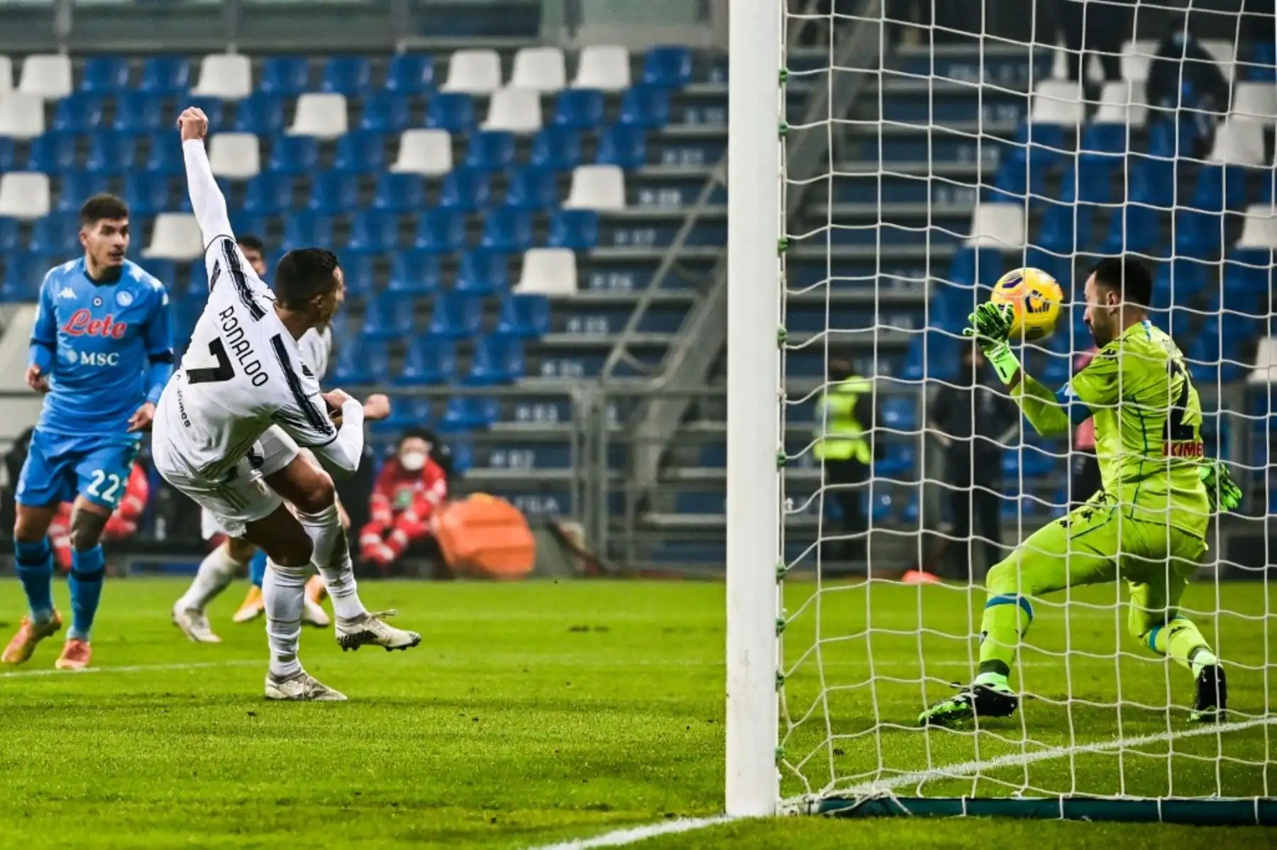 El delantero portugués de la Juventus Cristiano Ronaldo (L) dispara para abrir el marcador más allá del portero colombiano del Napoli David Ospina (R) durante la Supercopa de Italia (Supercoppa italiana) partido de fútbol entre la Juventus y el Napoli. Foto: AFP