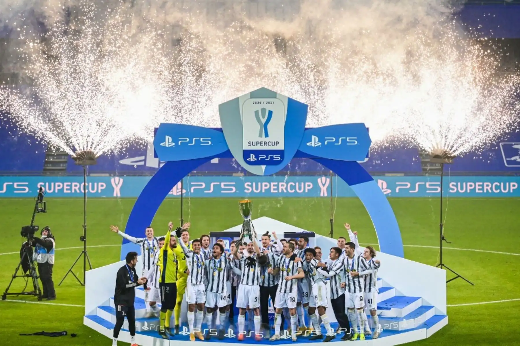 El defensa italiano de la Juventus, Giorgio Chiellini (C), levanta el trofeo de los ganadores para celebrar con sus compañeros de equipo después de que la Juventus ganara el partido de fútbol de la Supercopa italiana (Supercoppa italiana) contra el Nápoles. Foto: AFP