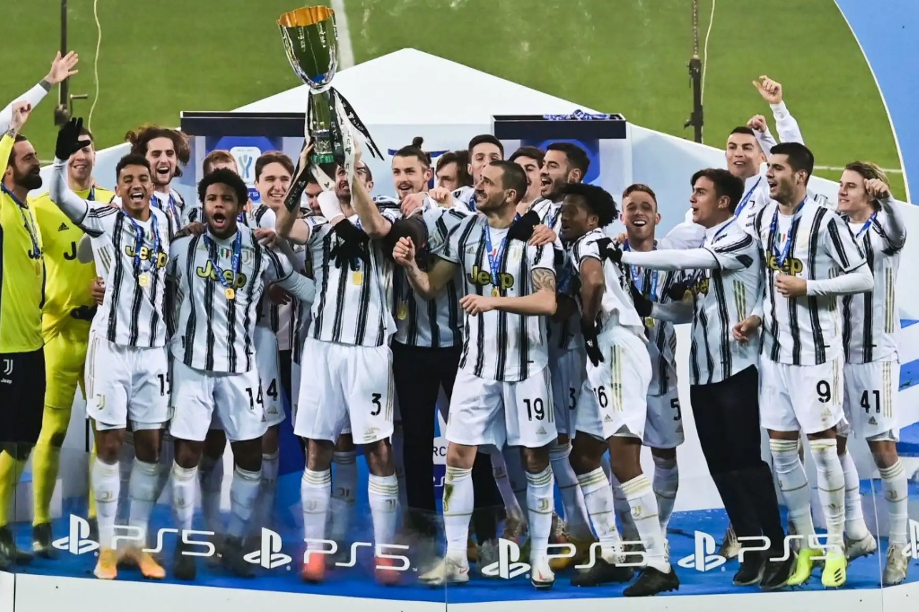 El defensa italiano de la Juventus Giorgio Chiellini (Delantero L) levanta el trofeo de los ganadores para celebrar con sus compañeros de equipo después de que la Juventus ganó el partido de fútbol de la Supercopa italiana (Supercoppa italiana) contra el Nápoles. Foto: AFP